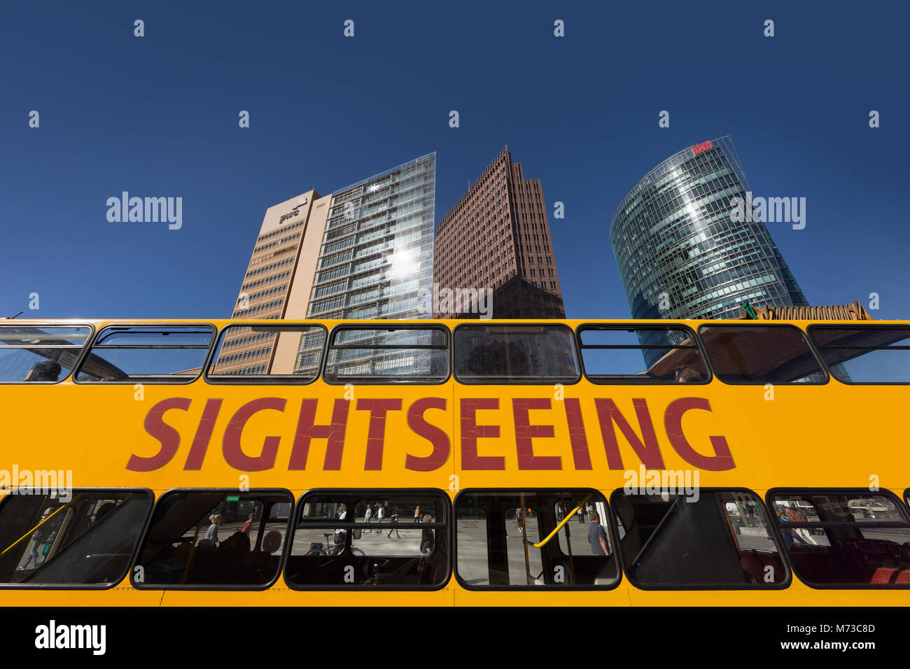 Sightseeing Bus am Potsdamer Platz in Berlin, Deutschland Stockfoto