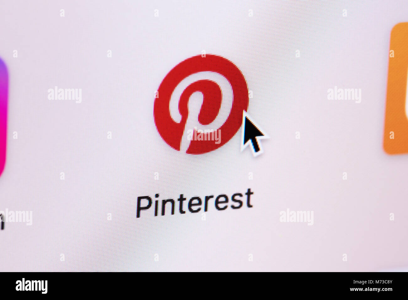 New York, USA - 8. März 2018: Eröffnung Pinterest Webseite auf dem Laptop Bildschirm schließen. Cursor auf dem Computer auf das Symbol Stockfoto