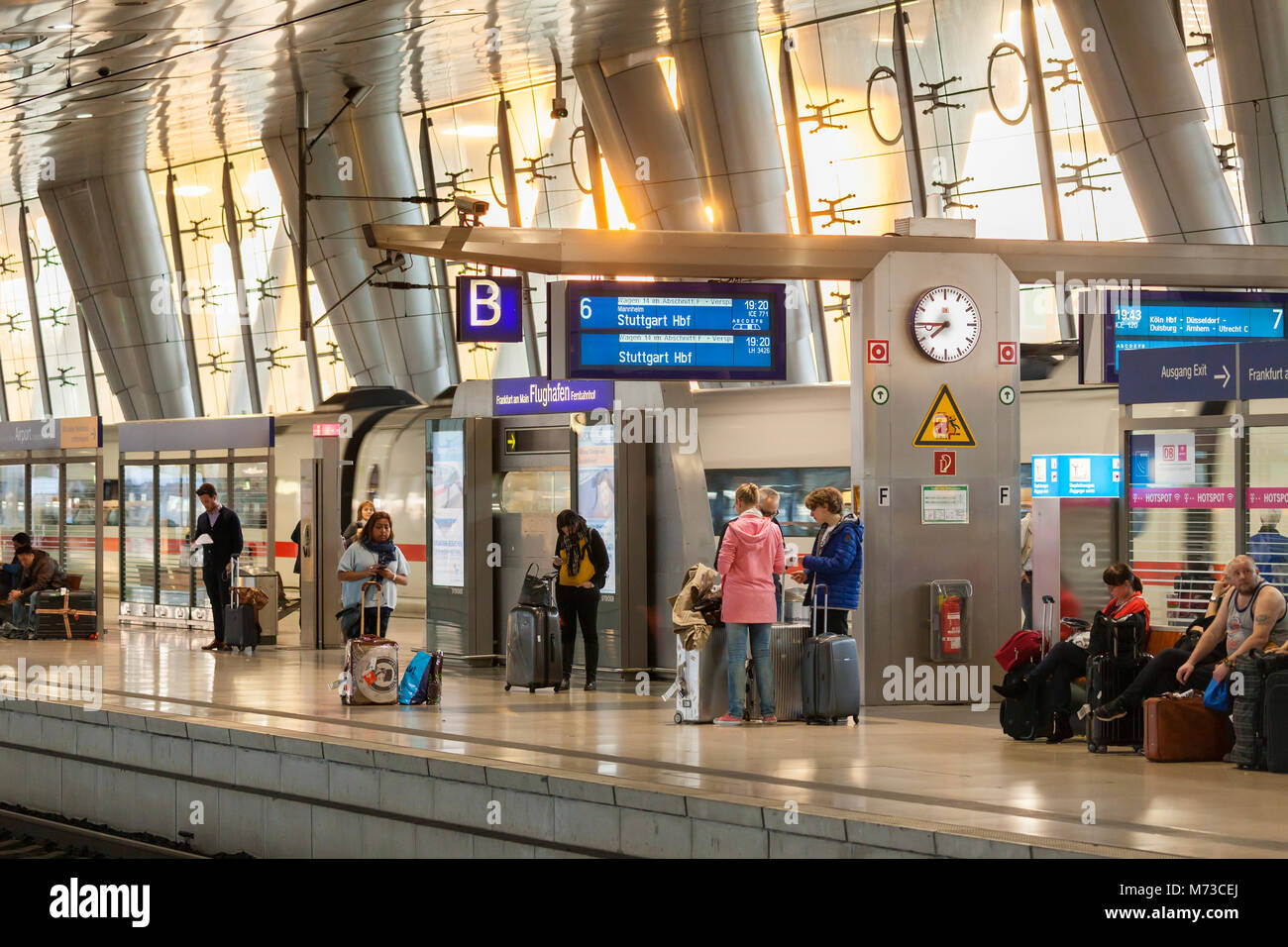 Frankfurt Hauptbahnhof Zum Flughafen Terminal 1 www.alamy.de