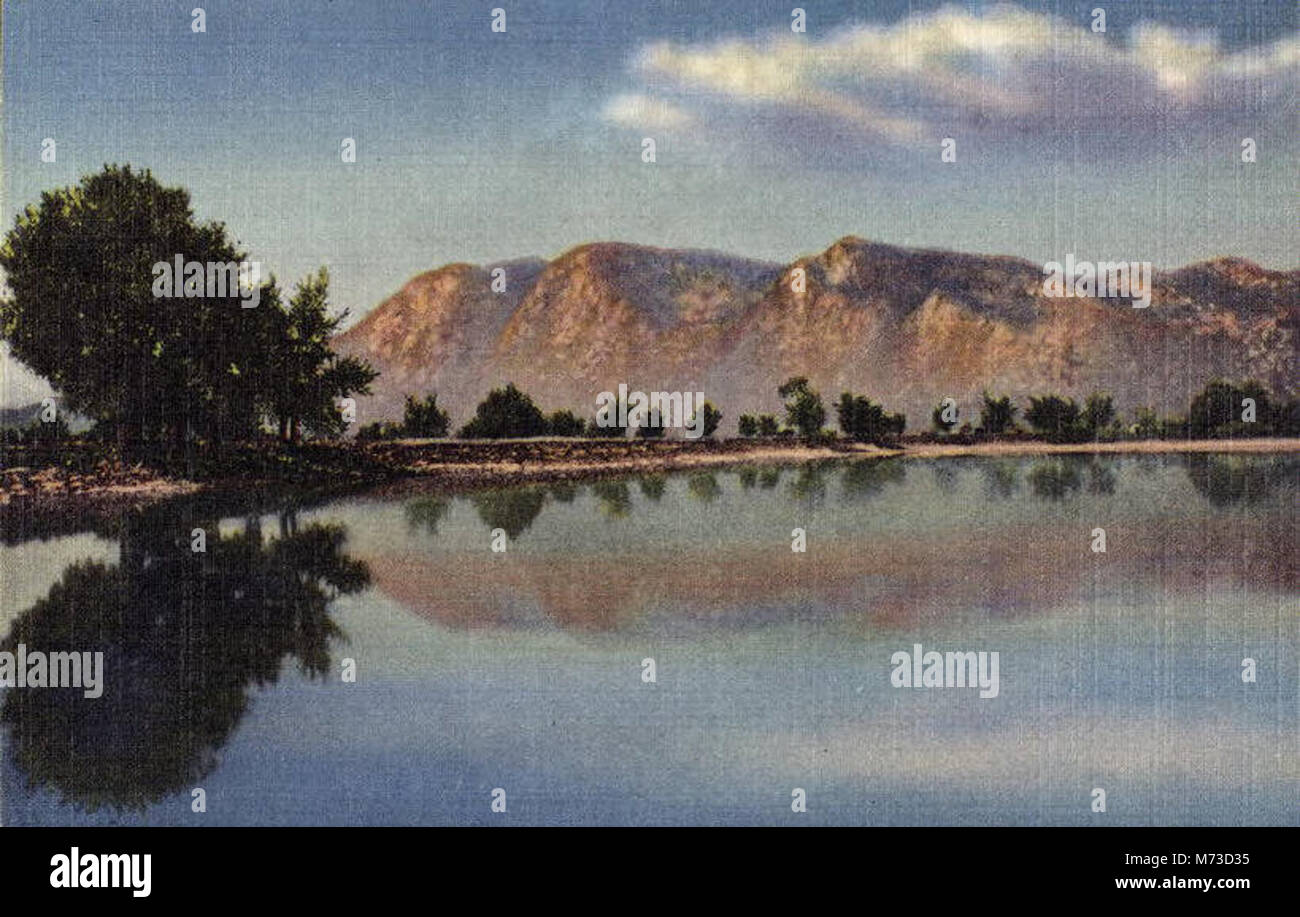 Ein malerischer Blick auf den Cheyenne Mountain in der Nähe von Colorado Springs, der sich in einem See spiegelt. Das Bild zeigt die natürliche Schönheit und die geografischen Besonderheiten der Landschaft von Colorado. Stockfoto