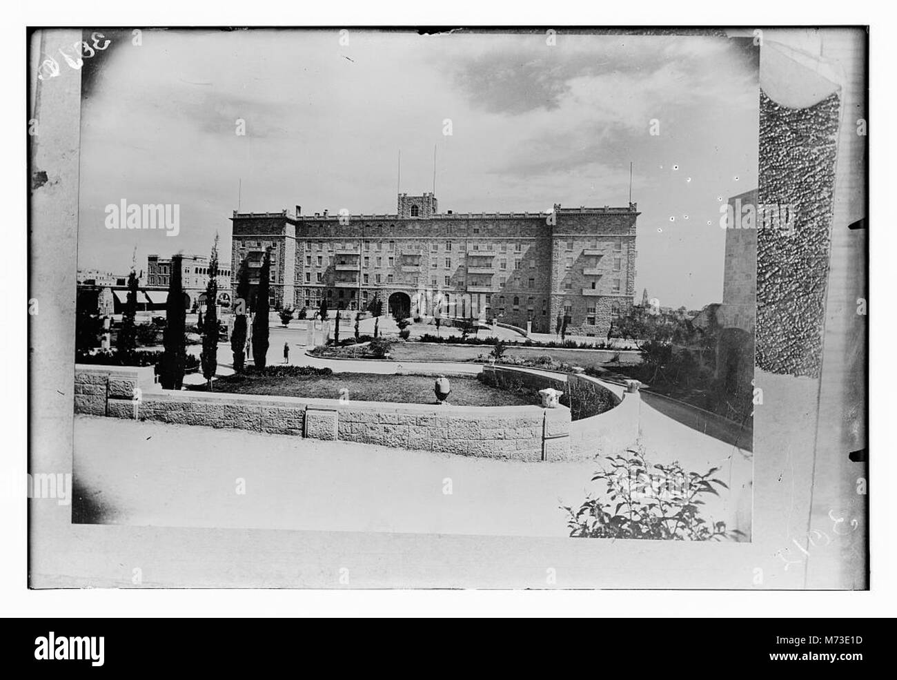 Dieses Foto zeigt das Äußere des King David Hotels in Jerusalem, einem historischen und ikonischen Hotel, das für sein architektonisches Design und seine Bedeutung in der Geschichte Jerusalems bekannt ist. Sie ist unter LOC Matpc.10653 katalogisiert. Stockfoto