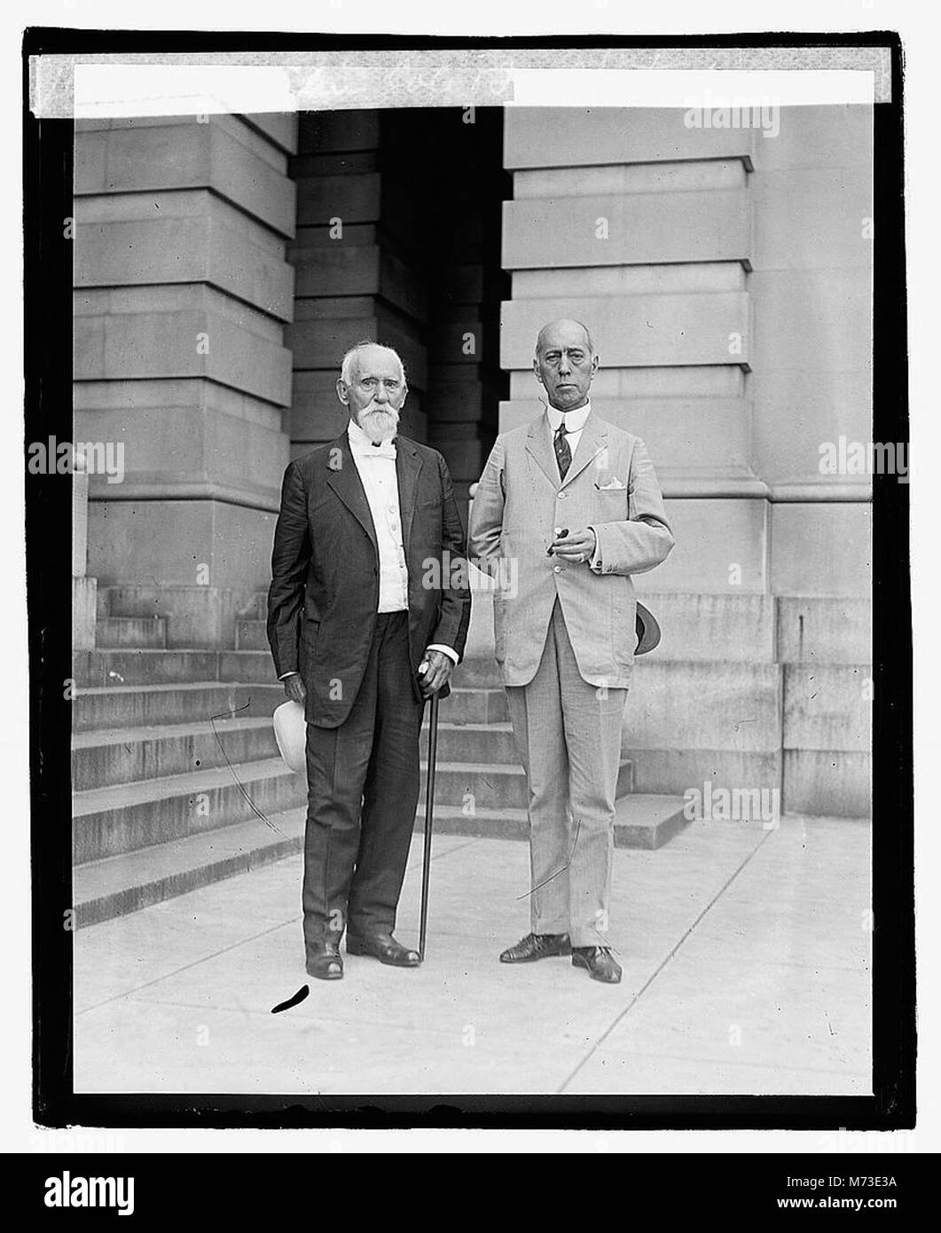 Dieses Bild zeigt Cornelius Cole, einen US-Senator, zusammen mit Senator Shartridge, auf einem historischen Foto, das ihre Rolle in der frühen amerikanischen Politik repräsentiert. Stockfoto