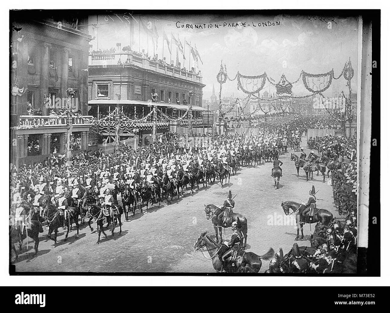 Die Krönungsparade in London, ein bedeutendes königliches Ereignis. Die Prozession umfasst zeremonielle Ausstellungen, königliche Figuren und eine Atmosphäre der Feier. Stockfoto