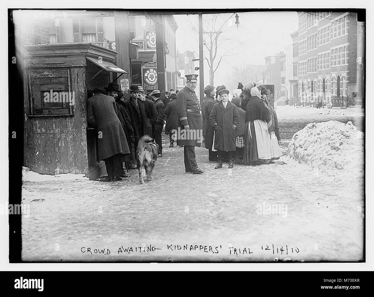 Eine Menschenmenge versammelt sich vor dem Gericht, um auf den Prozess gegen Personen zu warten, die der Entführung beschuldigt werden. Dies spiegelt das öffentliche Interesse an den Gerichtsverfahren im Zusammenhang mit diesem schweren Verbrechen wider. Stockfoto