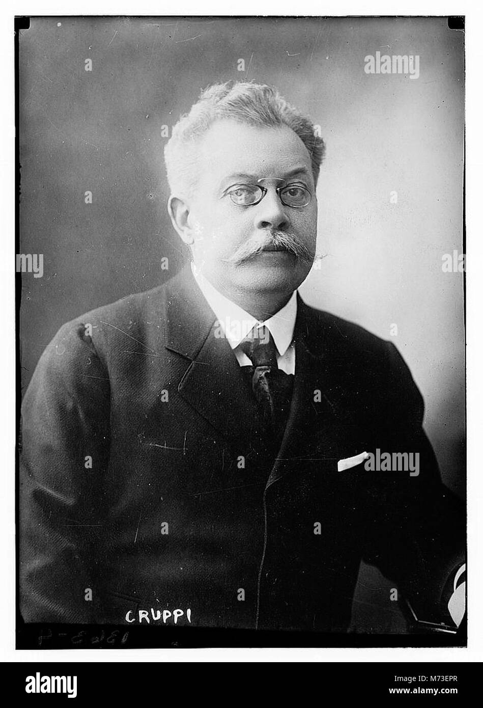 Ein Porträt eines Mannes namens Cruppi, aufgenommen auf einem formalen Foto. Das Motiv ist in einer würdevollen Pose dargestellt, typisch für formale Porträts des 19. Jahrhunderts. Stockfoto