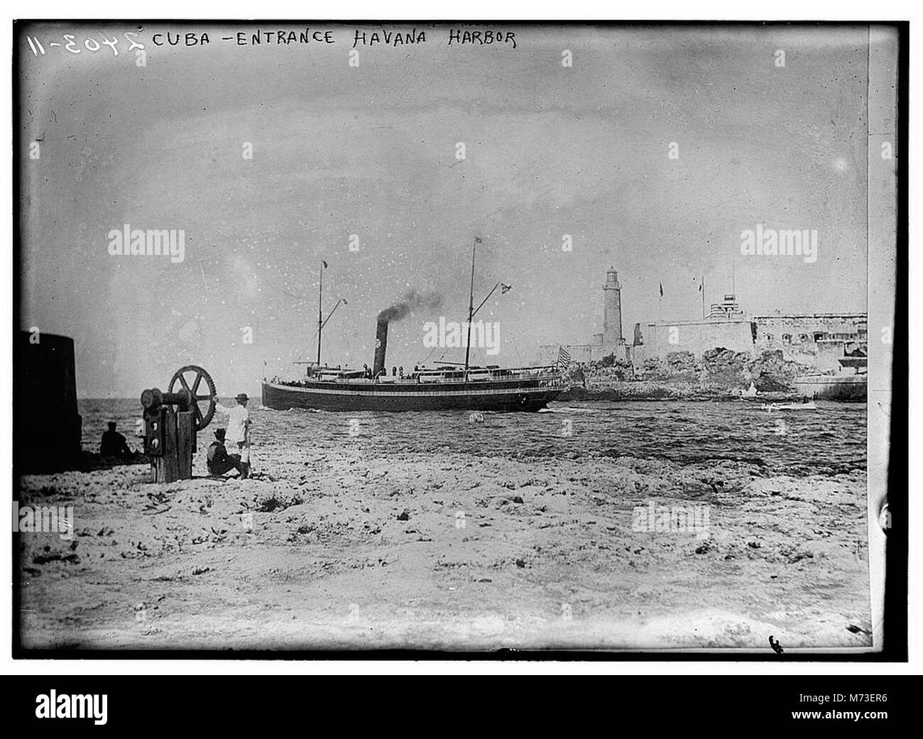 Ein Blick auf den Eingang zum Hafen von Havanna, Kuba, zeigt die wichtigste Meeresroute in die Hauptstadt Kubas, umgeben von Wasser und Küstenelementen. Stockfoto
