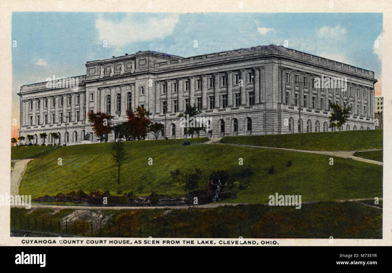 Ein Blick auf das Cuyahoga County Court House in Cleveland, Ohio, vom See aus gesehen, zeigt die Architektur des Gebäudes und seine herausragende Position in der Skyline der Stadt. Stockfoto