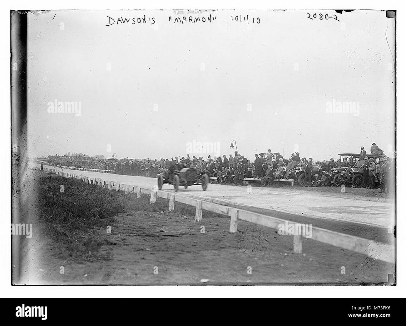 Dawsons „Marmon“ ist ein Oldtimer-Modell, das für seine Innovation und hohe Leistung bekannt ist. Die Marke Marmon, die für ihren Luxus und ihre Handwerkskunst bekannt ist, war Anfang des 20. Jahrhunderts beliebt und symbolisierte die Exzellenz der amerikanischen Automobiltechnik. Stockfoto