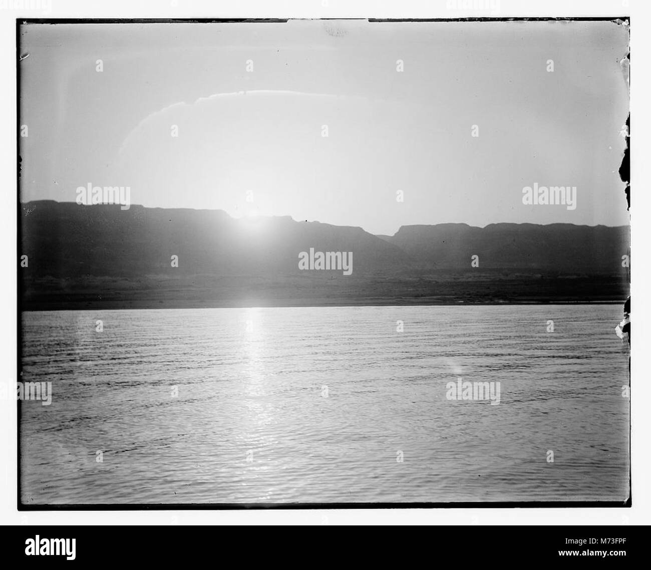 Das Tote Meer zwischen Jordanien und Israel ist bekannt für seinen hohen Salzgehalt und seine mineralreichen Gewässer, was es zu einem bedeutenden Naturwunder und einem wichtigen Touristenziel macht. Stockfoto