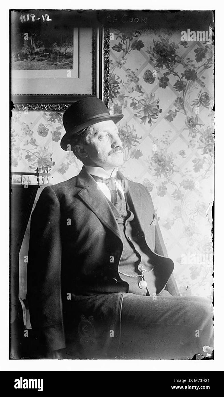 Dr. Cook, ein bemerkenswerter Entdecker, sitzt auf diesem Foto, das während einer seiner Expeditionen aufgenommen wurde. Das Bild spiegelt seine Rolle bei der Polarforschung und seine Beiträge zur Erkundungsgeschichte des frühen 20. Jahrhunderts wider. Stockfoto