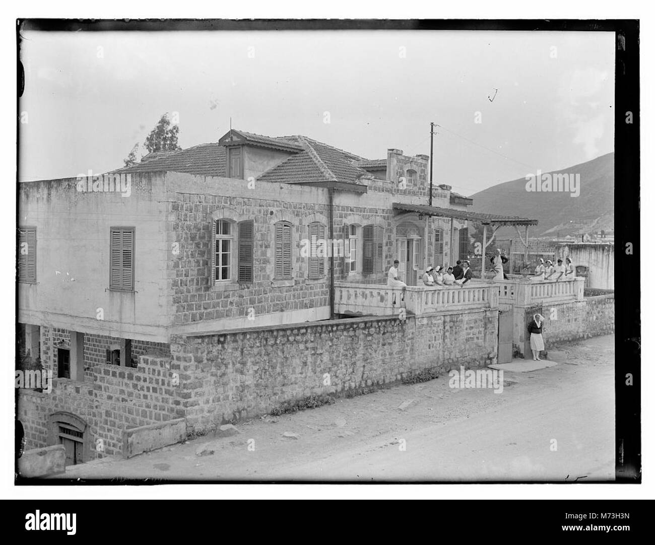 Dieses Bild zeigt Dr. H. Torrance in Tiberias mit Blick auf den See und die Mission des Hauses der Schotten vom Krankenhaus aus. Das Foto fängt die ruhige und malerische Umgebung dieses historischen Ortes in Israel ein. Stockfoto