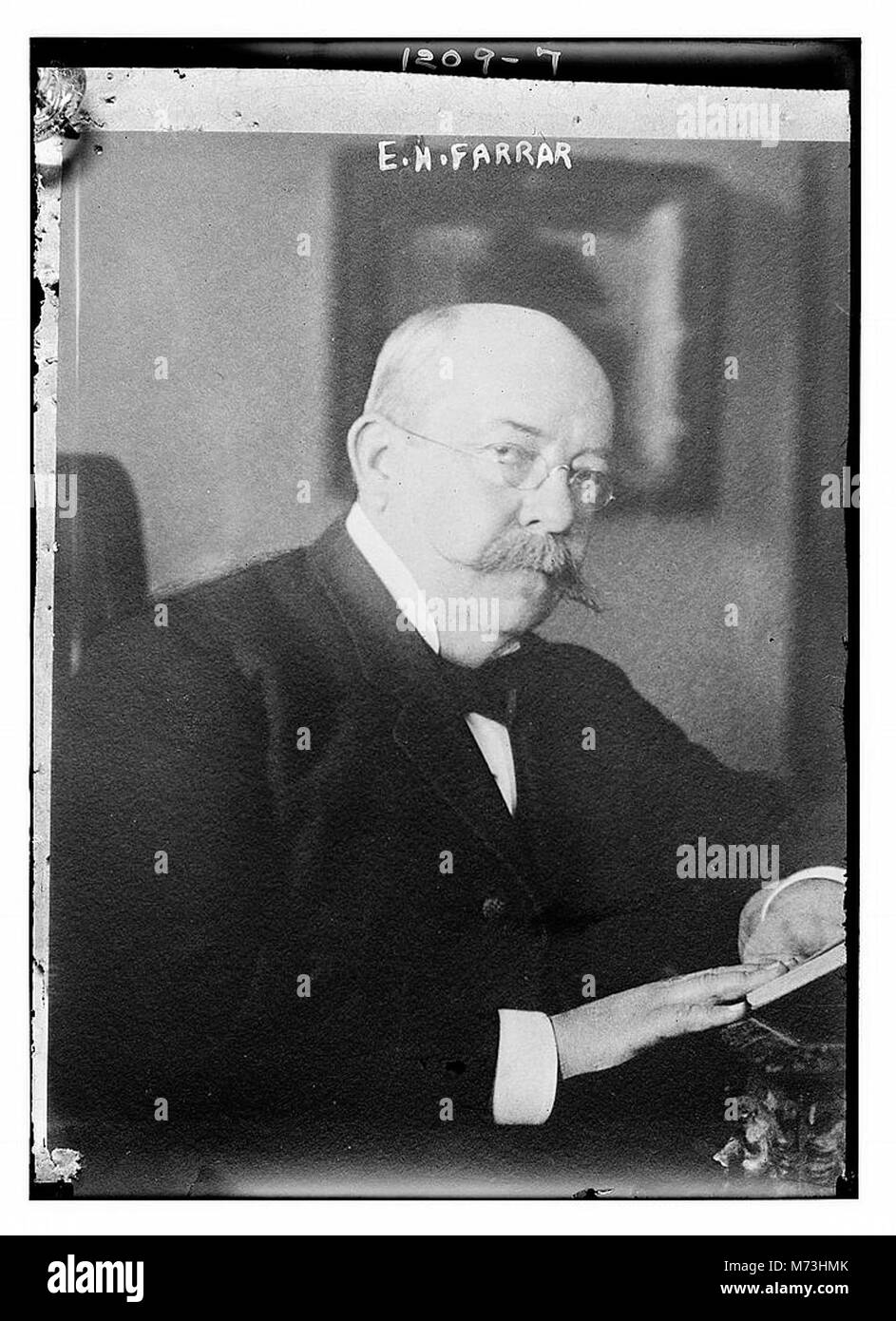 Ein Porträt von E. N. Farrar, möglicherweise einer Persönlichkeit oder einer historischen Person, aufgenommen in einem formalen Foto. Dieses Bild bietet Einblick in seine Persönlichkeit und seine öffentliche Präsenz. Stockfoto