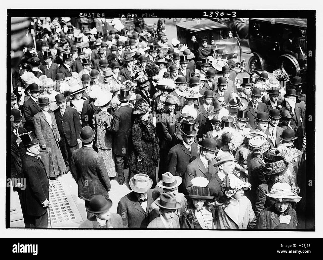 Dieses Foto zeigt die lebhaften Osterfeiern auf der 5th Avenue im Jahr 1912 und zeigt die Mode und gesellschaftlichen Normen der damaligen Zeit in einer wichtigen New Yorker Durchgangsstraße. Stockfoto