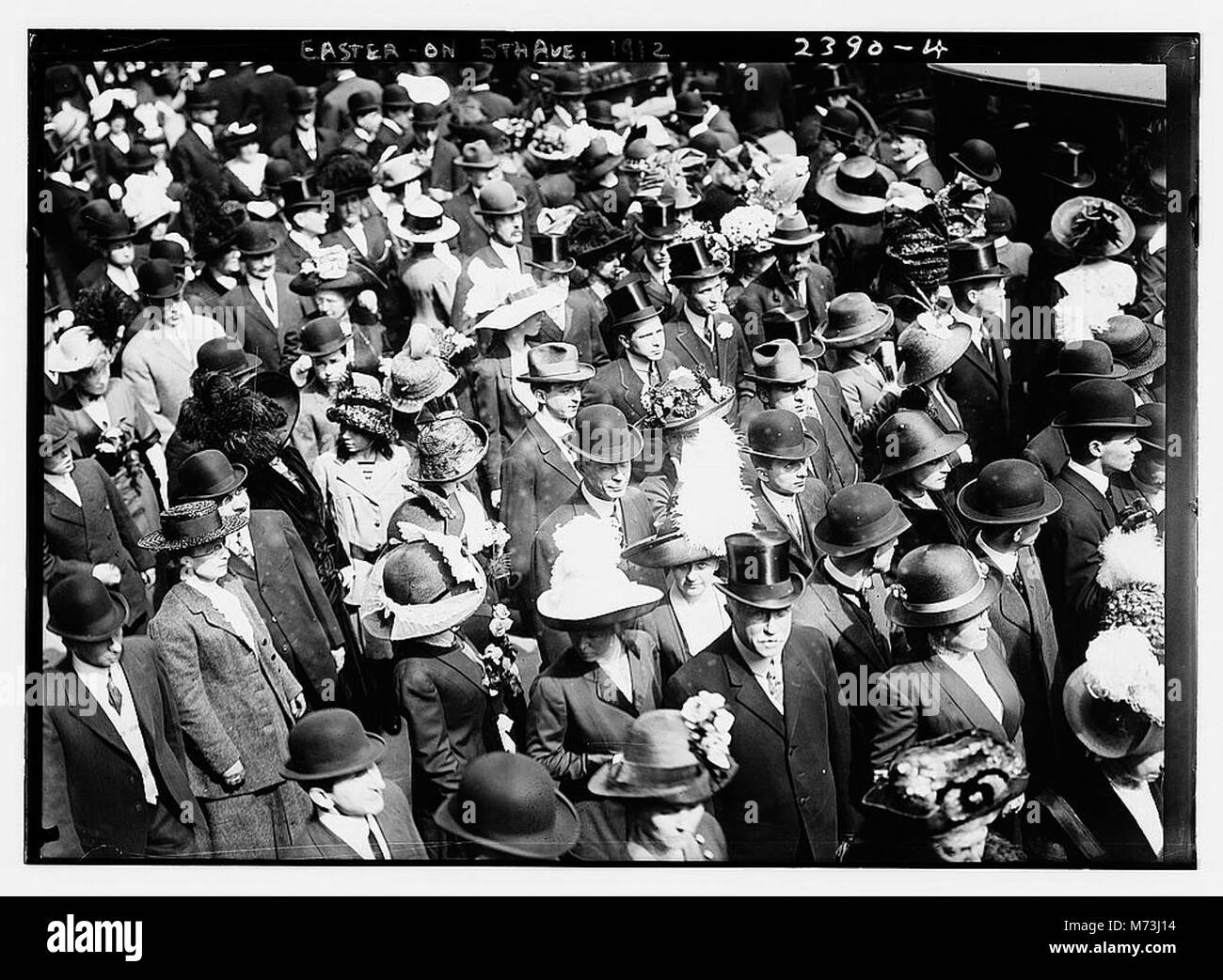 Ein historisches Foto, das die Osterfeiern entlang der 5th Avenue im Jahr 1912 zeigt und die festliche Atmosphäre und kulturelle Praktiken des New Yorks des frühen 20. Jahrhunderts festlich festlich festlich festlich festlich festlich festlich festlich macht. Stockfoto