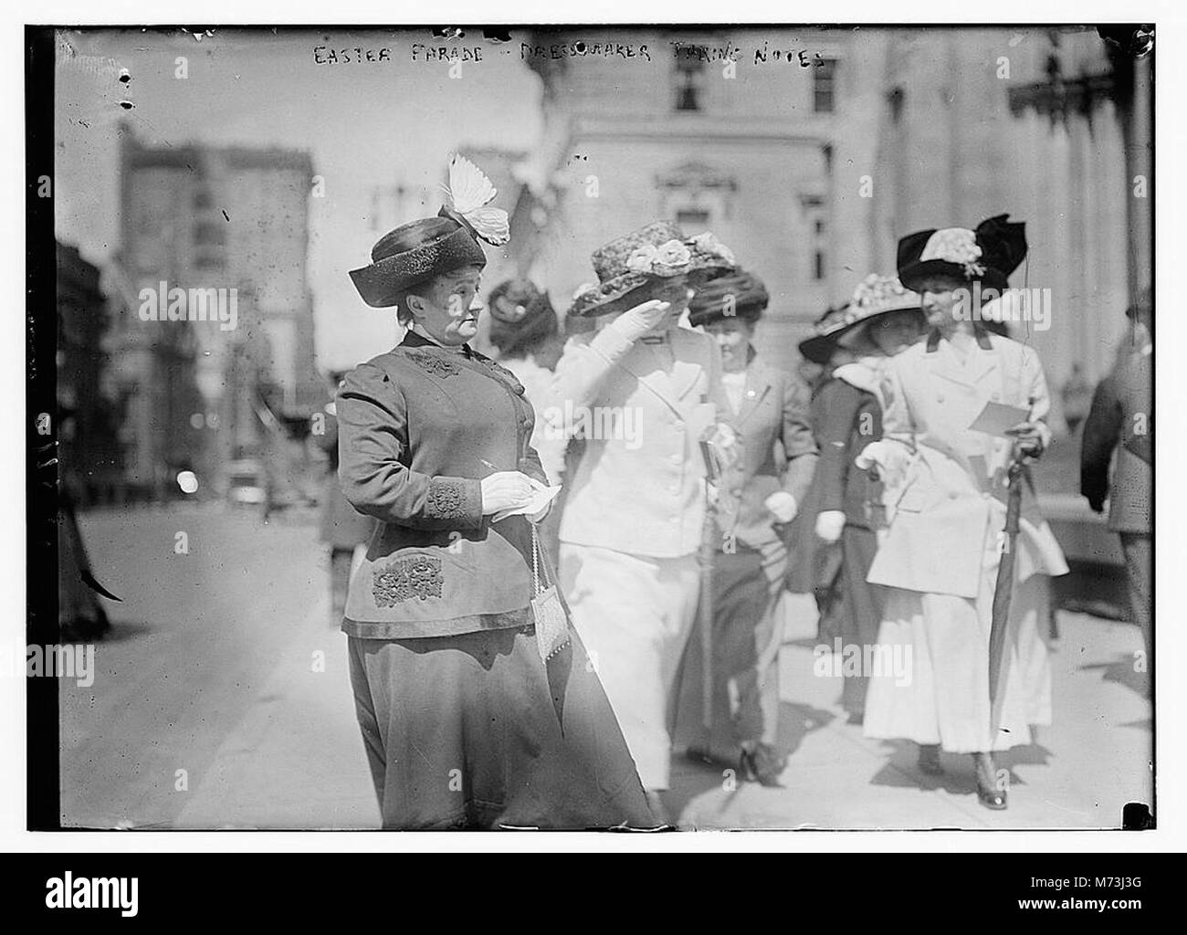 Dieses Foto zeigt eine Schneiderin, die während der Osterparade Notizen macht und wahrscheinlich einen wichtigen Moment in der Modebranche im Zusammenhang mit diesem beliebten jährlichen Ereignis festnimmt. Stockfoto