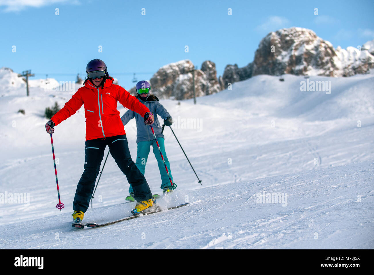 Eine weibliche Skilehrer lehrt eine Frau in die Französischen Alpen Courchevel. Stockfoto