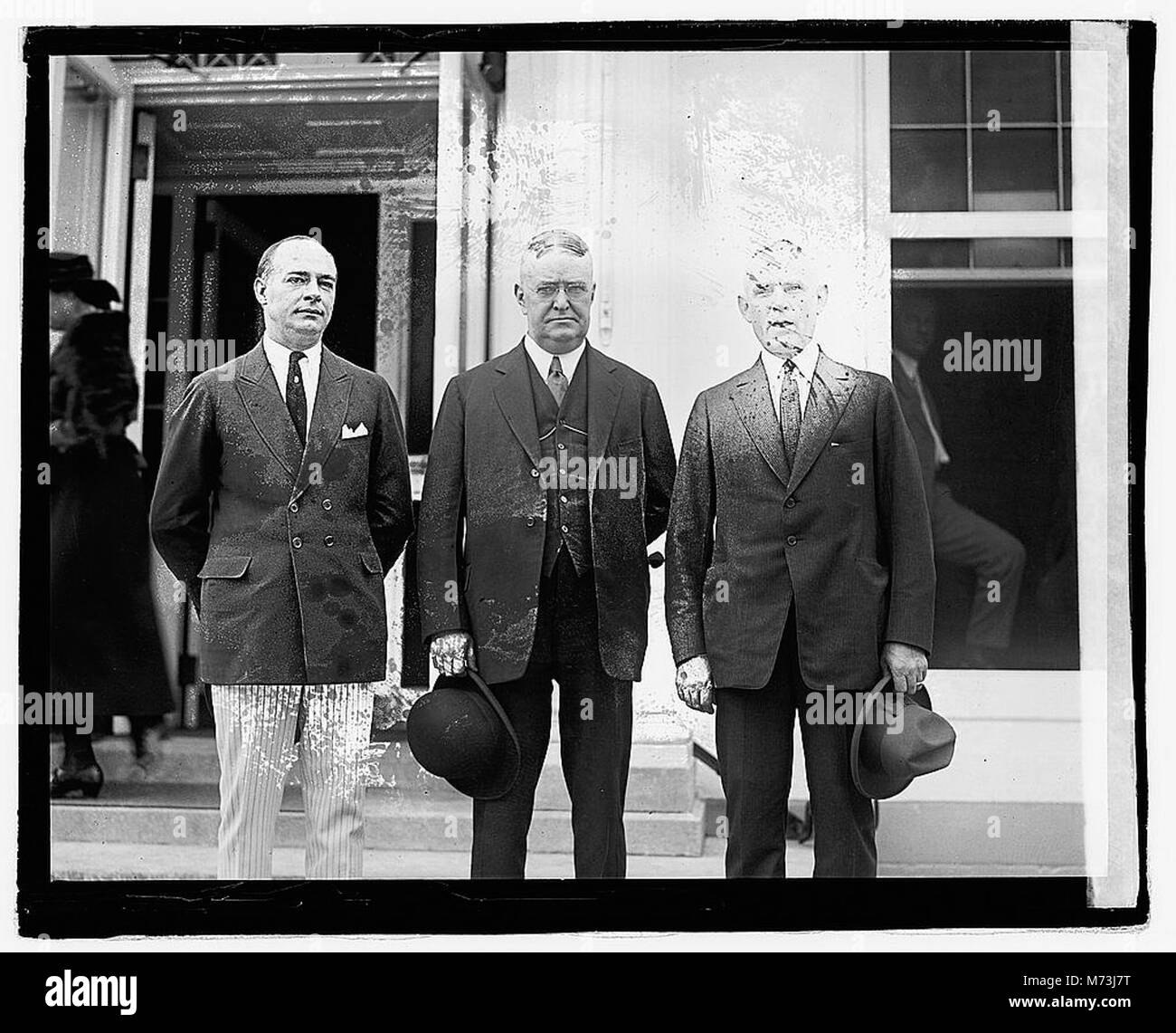 Ein historisches Foto mit Eddie, Ban Johnson und Clark Griffith, aufgenommen am 19. September 1921. Dieses Bild zeigt wichtige Persönlichkeiten aus dem Baseball des frühen 20. Jahrhunderts, darunter den Präsidenten der American League und einen prominenten Manager. Stockfoto