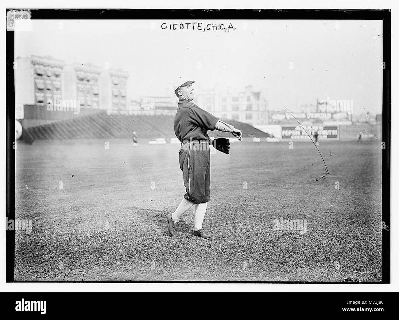 Eddie Cicotte, ein prominenter Pitcher der Chicago American League, wird im Hilltop Park in New York dargestellt und zeigt seine Beteiligung am Baseball des frühen 20. Jahrhunderts. Cicotte wurde später für seine Rolle im Black Sox Skandal bekannt. Stockfoto