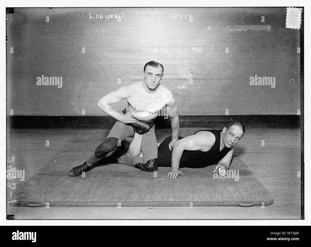 Ein historisches Foto der Zusammenarbeit oder Partnerschaft zwischen Edelmeir und Faust. Das Bild stellt einen wichtigen Moment in ihrem beruflichen oder privaten Leben dar. Stockfoto