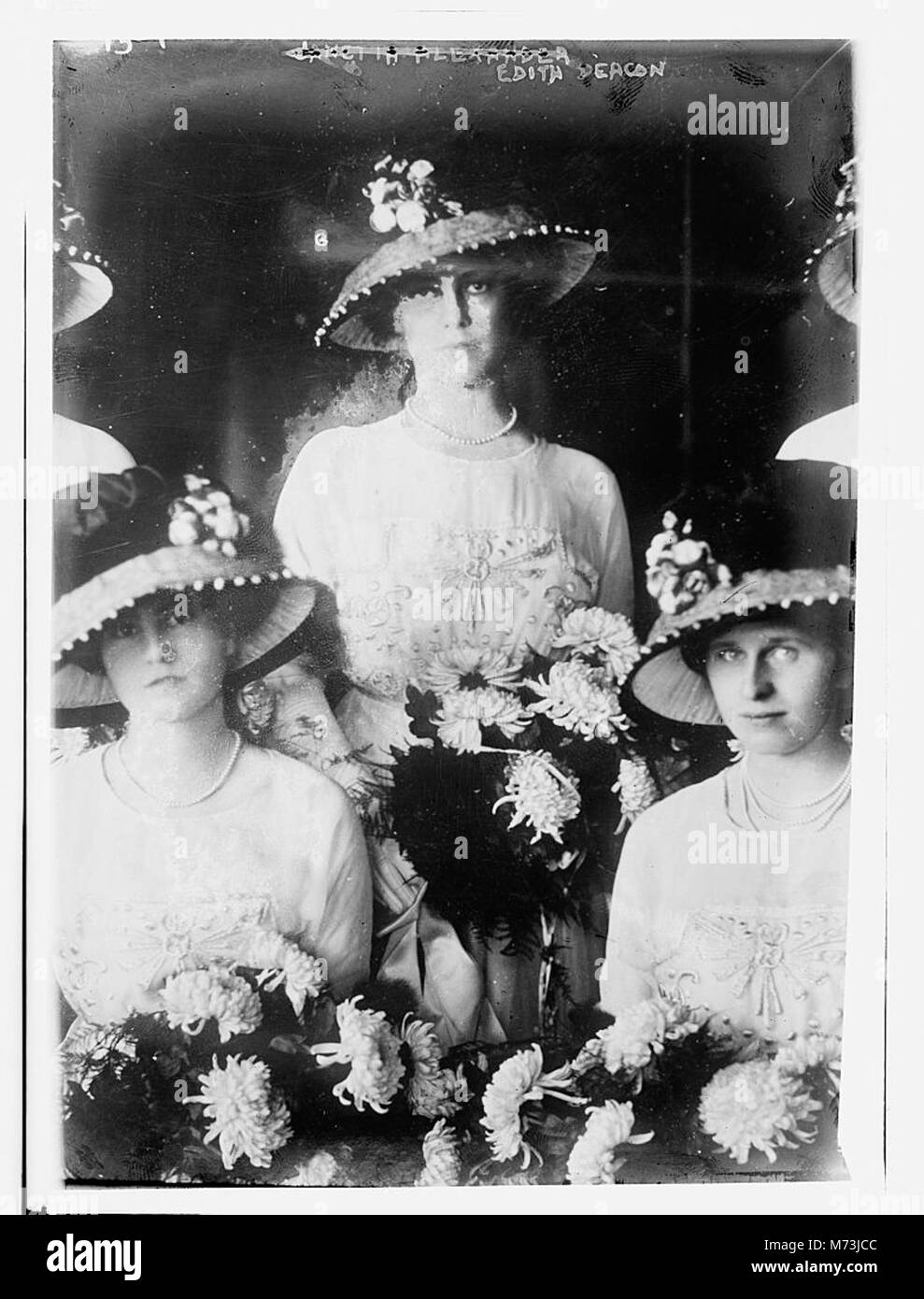 Ein Foto von Edith Deacon mit mehreren anderen Damen, die alle Sträuße halten. Dieses Bild spiegelt einen formellen oder feierlichen Anlass wider und spiegelt die Eleganz und die sozialen Normen der damaligen Zeit wider. Stockfoto