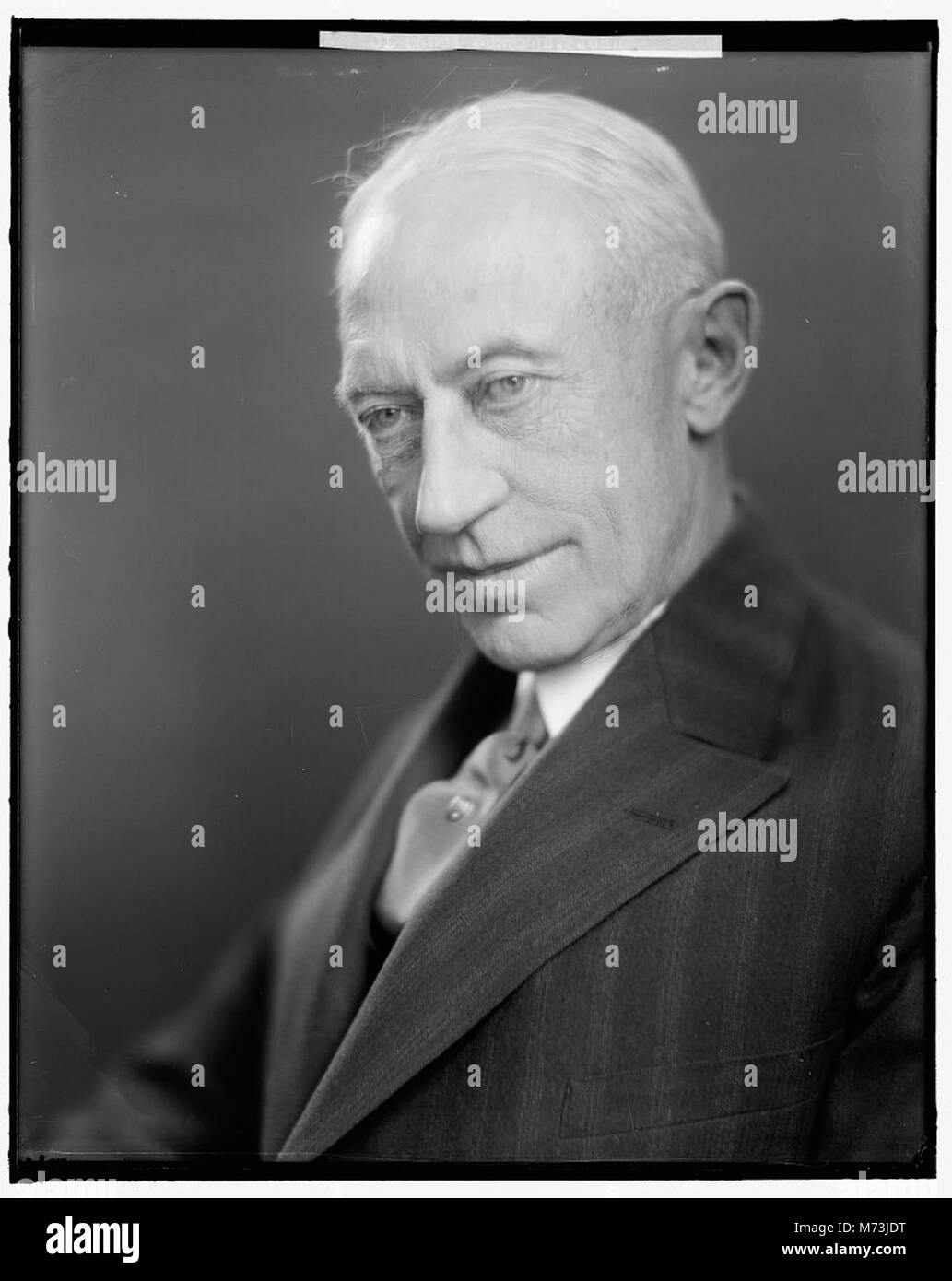 Das Bild zeigt den ehrenwerten John Edwards in einem formalen Rahmen, der seine herausragende Rolle in Rechts- und Regierungsangelegenheiten repräsentiert. Stockfoto