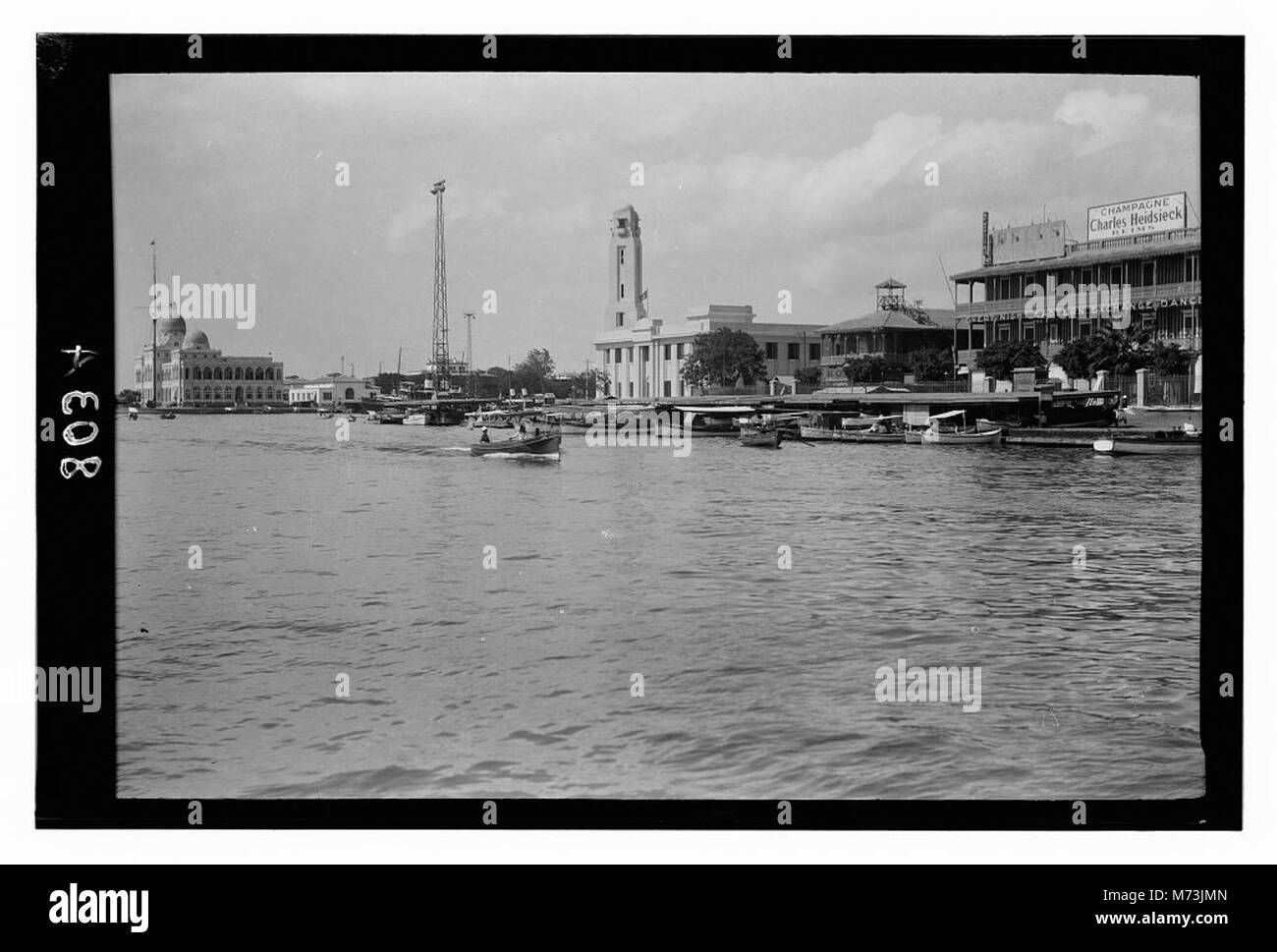 Ein Foto der Statue von Ferdinand de Lesseps am Eingang zum Suez-Kanal in Port Said, Ägypten. Die Statue erinnert an de Lesseps' Rolle beim Bau des Kanals, eine bedeutende technische Meisterleistung des 19. Jahrhunderts. Stockfoto