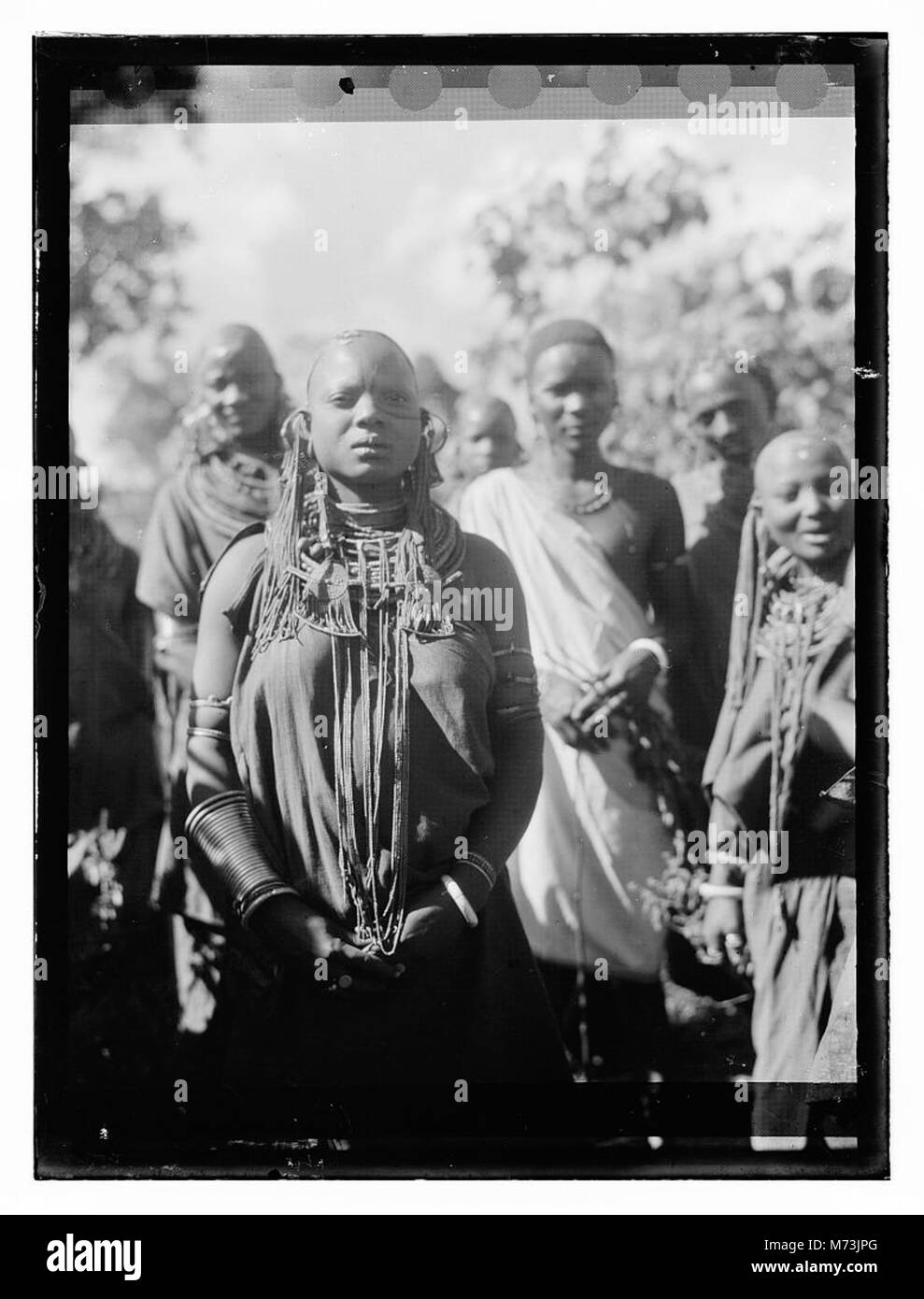 Diese Sammlung fotografischer negative aus Afrika erfasst verschiedene Landschaften, Menschen und kulturelle Szenen auf dem ganzen Kontinent. Diese Bilder bieten einen historischen Einblick in das afrikanische Leben im frühen 20. Jahrhundert. Stockfoto