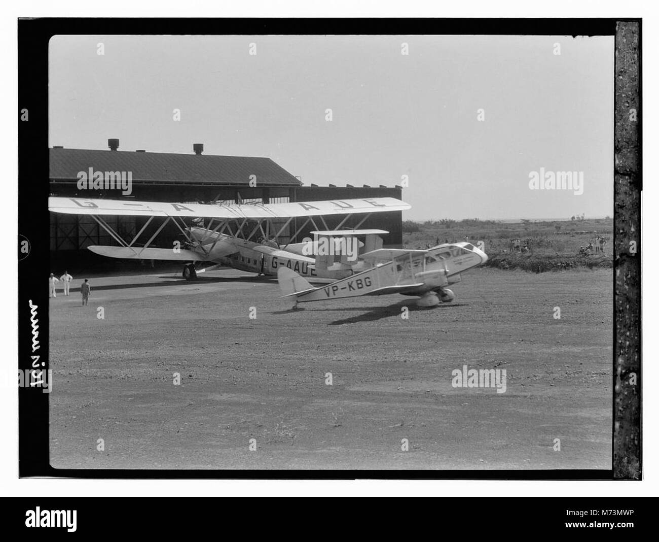 Eine Fotografie eines Flugzeugs auf einem Feld in Afrika, die frühe Fluggeschichte und den Einsatz von Flugzeugen in der afrikanischen Landschaft erfasst. Stockfoto