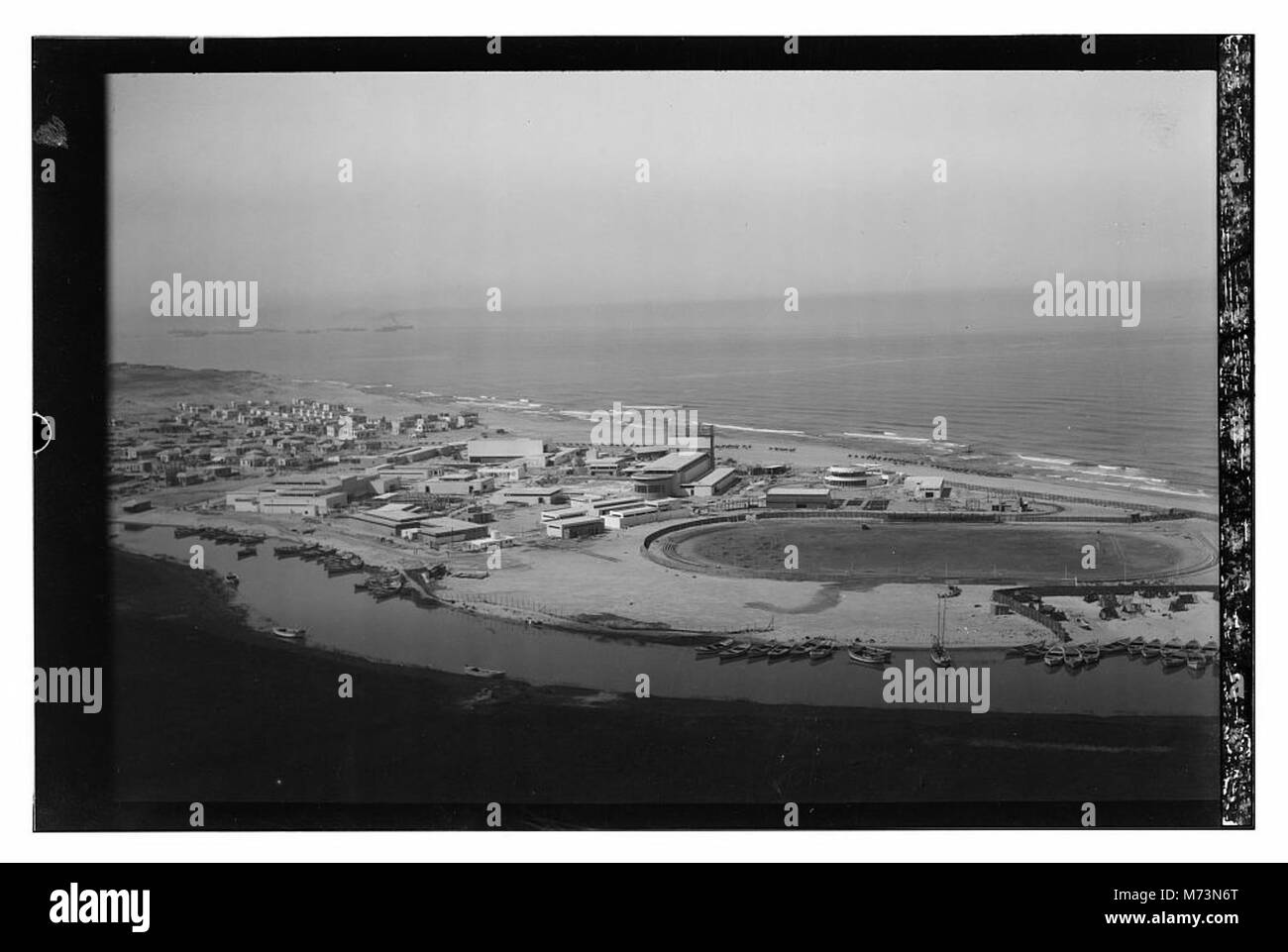 Diese Luftaufnahme von Tel Aviv fängt die Stadt von oben ein und zeigt ihre städtische Entwicklung und Küstenlage entlang des Mittelmeers im Palästina des frühen 20. Jahrhunderts. Stockfoto