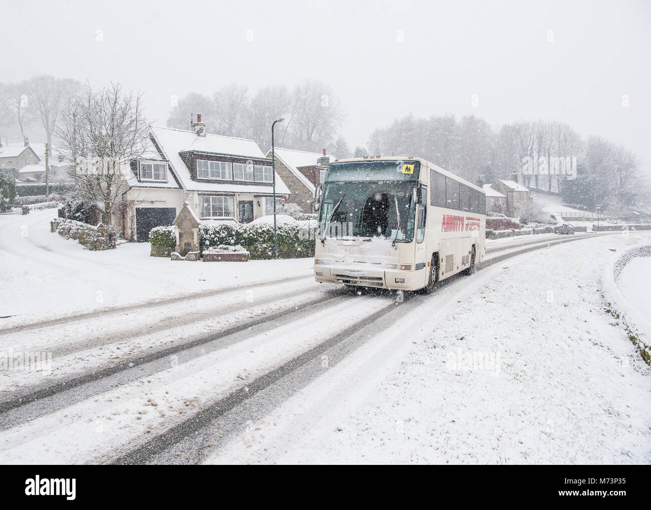 Birstwith, UK. 8. März 2018. School Bus Richtung Harrogate vom Dales heute Morgen in Birstwith, Nidderdale, North Yorkshire trotz Schnee und schlechtes Wetter. Schulen offen blieb und Busse sicher, dass Schülerinnen und Schüler in nach Harrogate zu erhalten. Murgatroyds Bus hier bei Darley Straße, Birstwith, Richtung Harrogate Credit: MJ Peakman/Alamy leben Nachrichten Stockfoto