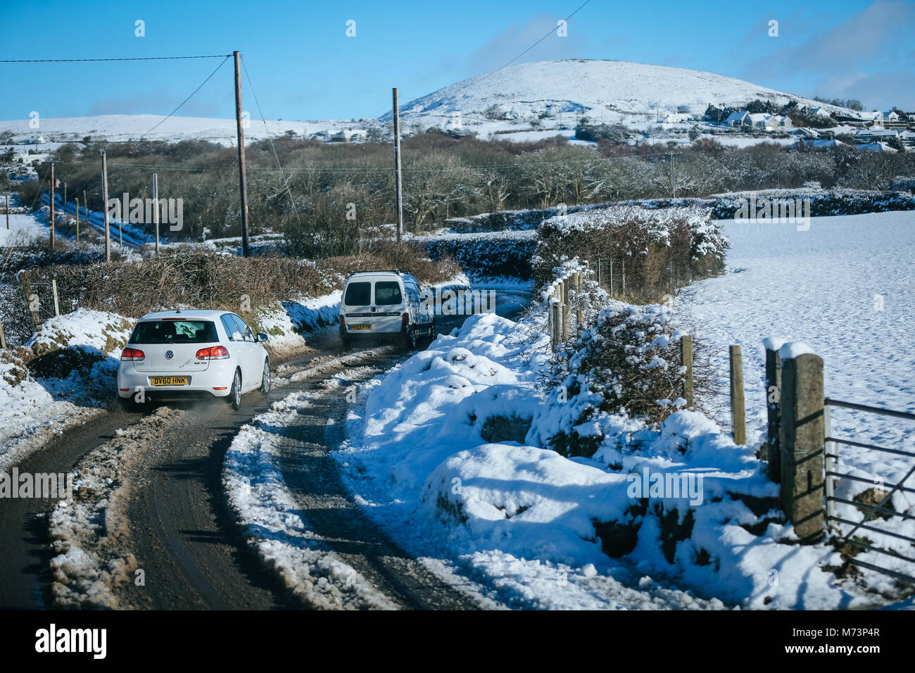 In Gwynedd Abersoch, North Wales, UK. 8. März, 2018. Ein unerwarteter sonnigen, verschneiten Szene in Abersoch, North Wales, UK heute morgen, Donnerstag, den 8. März 2018. Nach der beeinflusst von der Sturm Emma am Wochenende, wodurch schwere Schneeverwehungen im Bereich, einheimische wachte heute Morgen auf eine andere frische Winter, mit einer Decke des Schnees für den Bereich. Credit: Dafydd Owen/Alamy leben Nachrichten Stockfoto