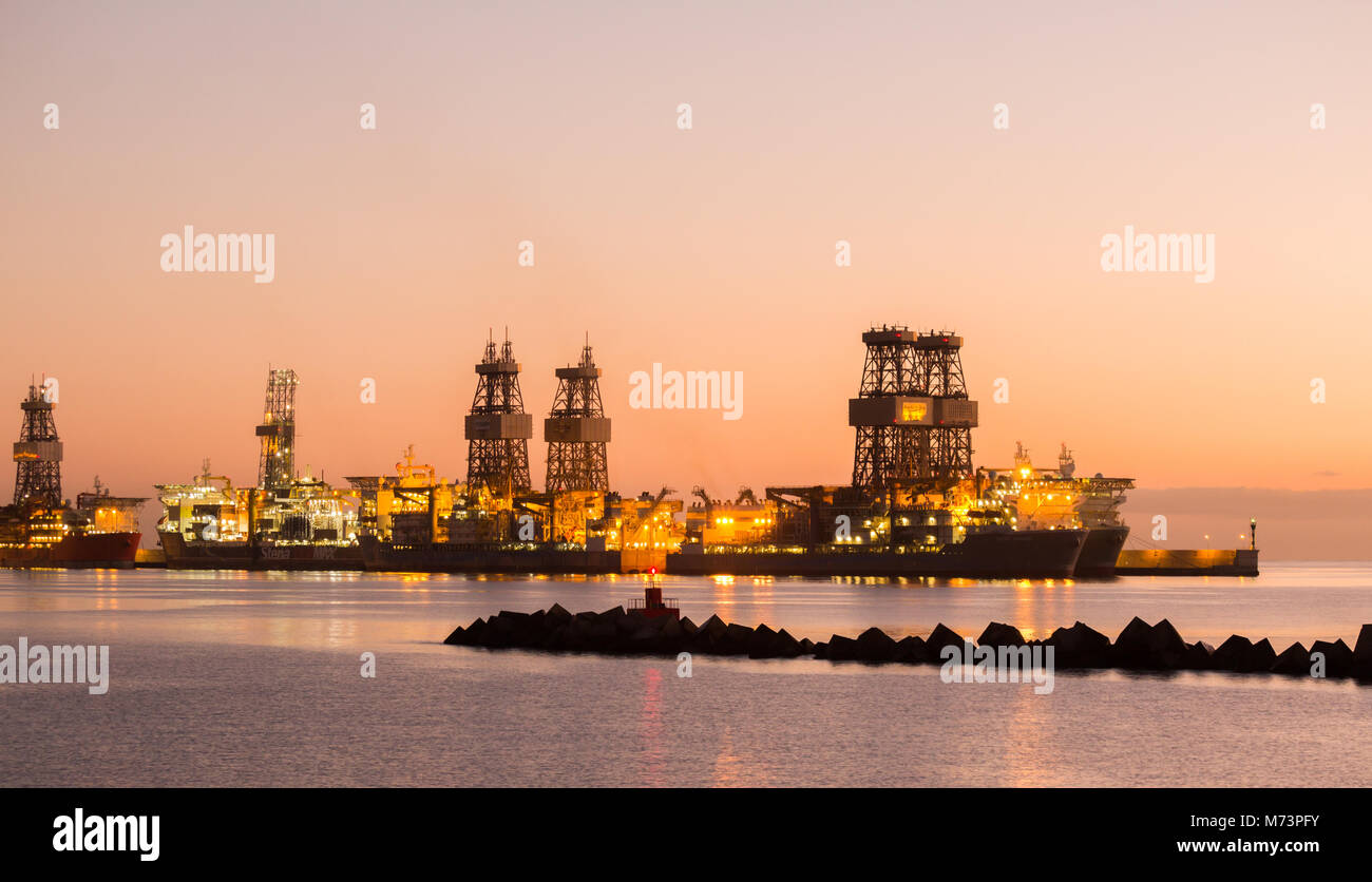 Drillships, einschließlich vier 'Pacific Bohren" Schiffe (Pacific Khamsin) warten auf neue Verträge im Hafen von Las Palmas auf Gran Canaria, Kanarische Inseln. Stockfoto