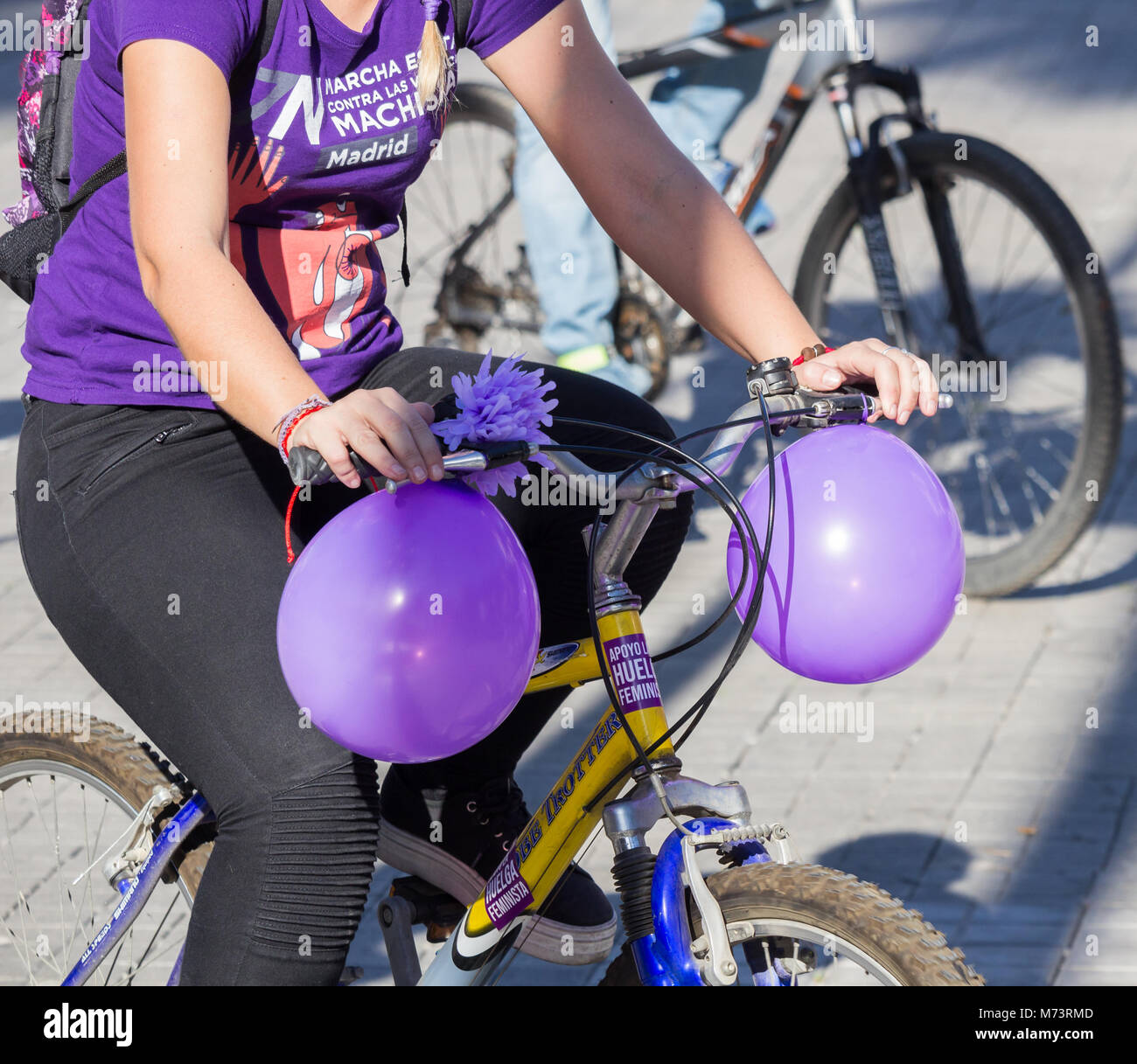 Las Palmas, Gran Canaria, Kanarische Inseln, Spanien. 8. März, 2018. Frauen gehen auf die Straße mit dem Fahrrad auf dem Internationalen Frauentag in Las Palmas, der Hauptstadt Gran Canarias. Credit: ALAN DAWSON/Alamy leben Nachrichten Stockfoto