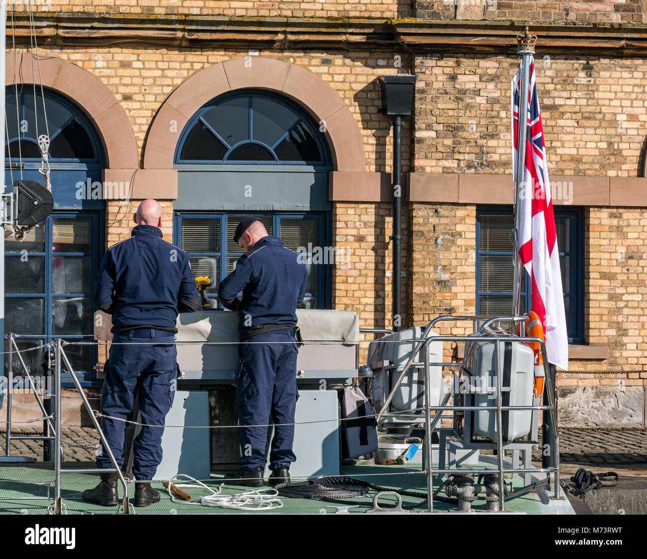 Leith Harbour, Leith, Edinburgh, Schottland, Vereinigtes Königreich, 8. März 2018. UK Wetter: Frühling Sonnenschein in Leith Docks. Seeleute, die auf MOD training Schiff P264 in Albert Dock Bassin. Stockfoto