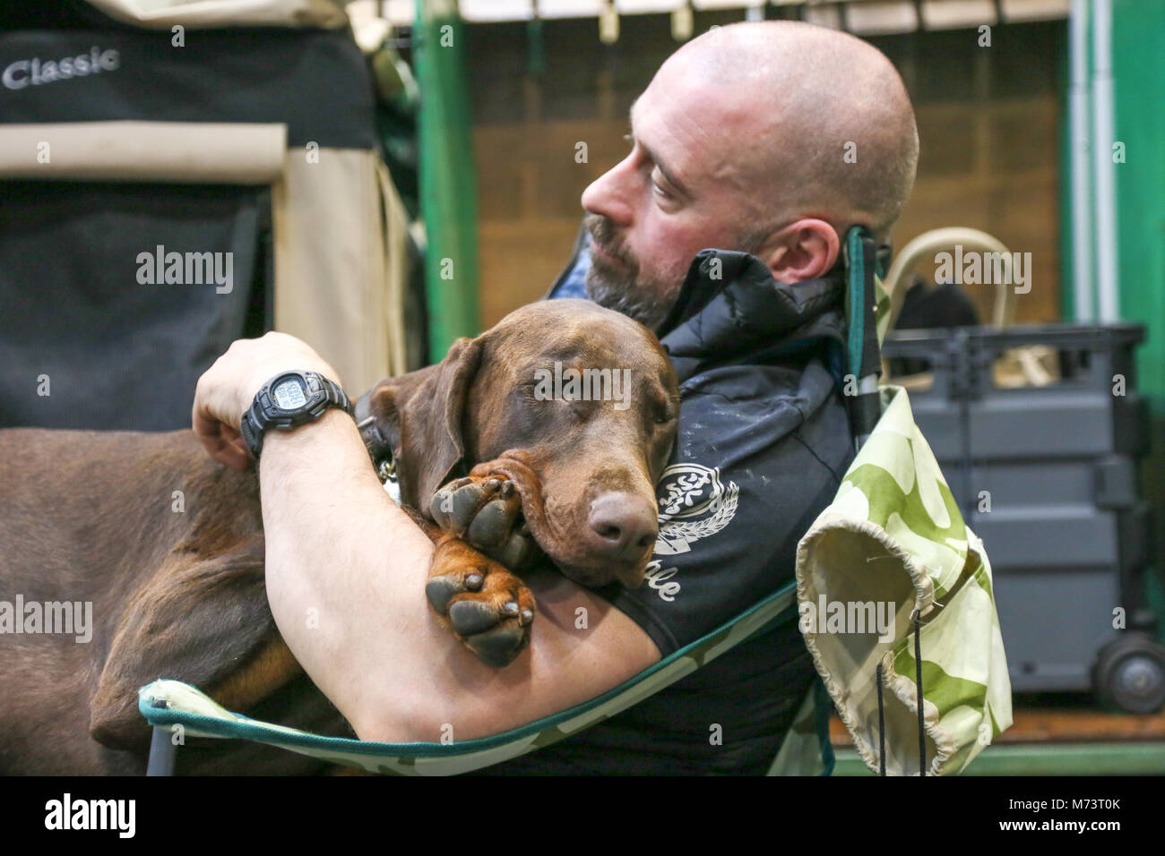 Birmingham, Großbritannien. 8 Mär, 2018. Am ersten Tag der Crufts im NEC, Birmingham, Besitzer und Hund eine Pause in der Show. Credit: Peter Lopeman/Alamy leben Nachrichten Stockfoto