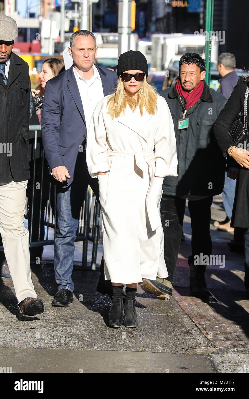 New York, USA. 8. März, 2018. Die amerikanische Schauspielerin Reese Witherspoon ist kommen in einer Fernsehsendung in Manhattan in der Stadt New York in den Vereinigten Staaten dieses Donnerstag, 08. (Foto: WILLIAM VOLCOV/BRASILIEN FOTO PRESSE) Credit: Brasilien Foto Presse/Alamy leben Nachrichten Stockfoto