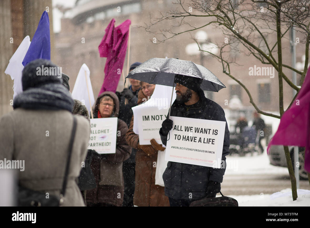 Stockholm, Schweden, 8. März 2018. Der Internationale Tag der Frau. Der nationale Verband GAPF: Manifestation für die Unterstützung der iranischen Frauen, die gegen die obligatorische Schleier protestieren. Credit: Barbro Bergfeldt/Alamy leben Nachrichten Stockfoto