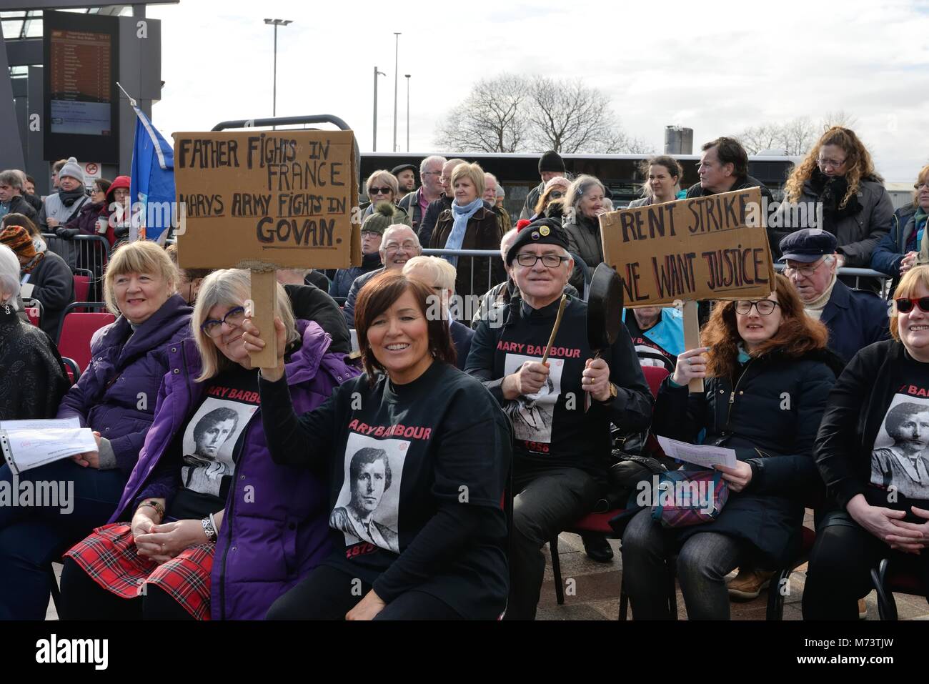 8. März 2018, Govan, Glasgow, Schottland, Großbritannien. Eine Statue von politischen Aktivisten Mary Barbour in Govan vor ein paar hundert Leuten vorgestellt wurde. Das Mary Barbour Association angehoben über £ 100.000 für ein dauerhaftes Denkmal geschaffen werden. Quelle: Douglas Carr/Alamy leben Nachrichten Stockfoto