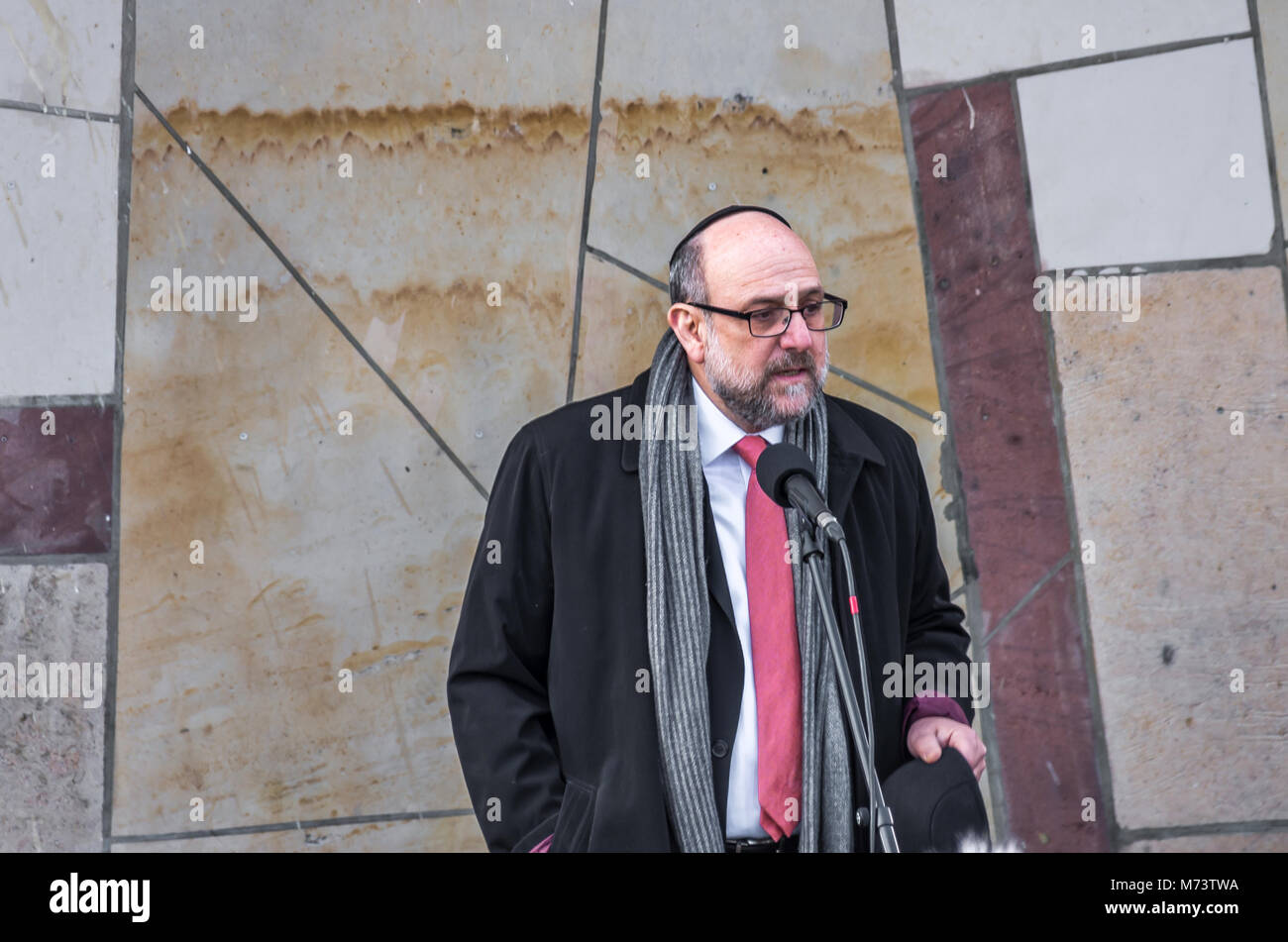 Warschau, Polen - 8. März, 2018: Hunderte erfassen eine Zeremonie durch die Shalom Foundation in Warszawa Gdanska Bahnhof organisiert die antisemitische Kampagne und Durchblasen in Polen im März 1968 zu gedenken. Die polnischen Behörden gezwungen, 13.000 polnischen Juden das Land zwischen 1968-1972 zu verlassen. Credit: dario Fotografie/Alamy leben Nachrichten Stockfoto