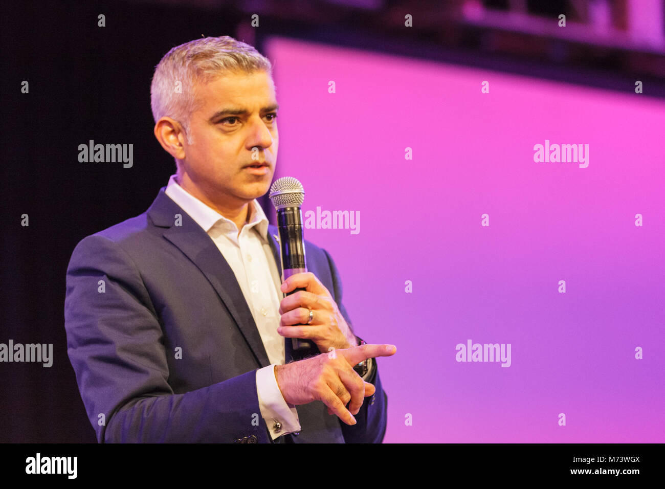 Die Royal Festival Hall, London, 8. März 2018. Londoner Bürgermeister Sadiq Khan bietet eine inspirierende Rede bei der Veranstaltung. Er wird später auf der Bühne von rund 200 Mädchen aus London schulen die Frauen der Welt Festival (WOW) Die Southbank feiert WOW Festival und den Internationalen Tag der Frau mit einer Reihe von Vorträgen, Veranstaltungen und Reden in dieser Woche zu markieren. Credit: Imageplotter Nachrichten und Sport/Alamy leben Nachrichten Stockfoto