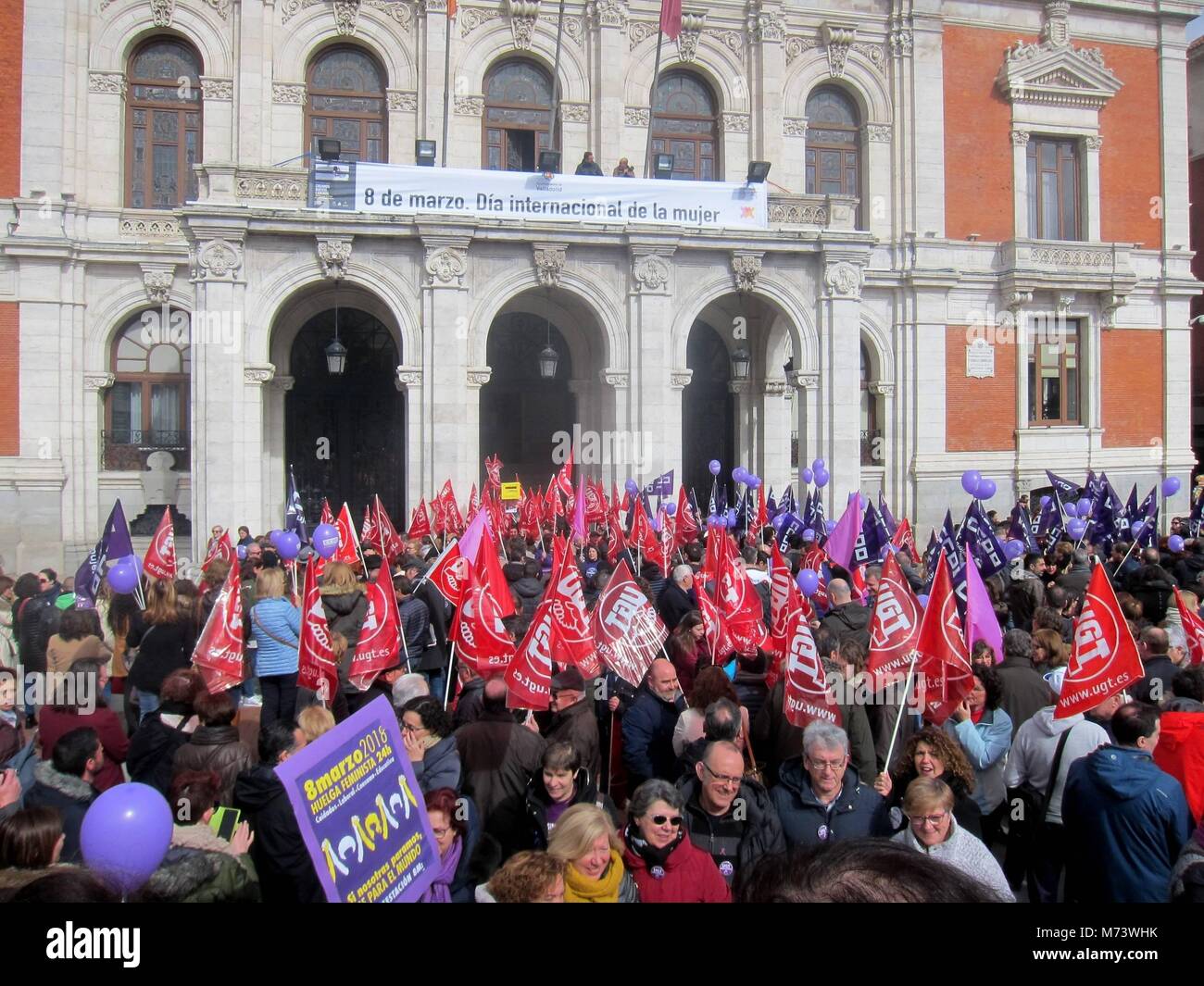 Pie de Foto: Concentracion por el 8 m en la Plaza Mayor de Valladolid. Noticia Asociada: Mas de un Millar de vallisoletanos se Concentra en la Plaza Mayor en un dia Historico en La Lucha por la igualdad. Mas de un Millar de Personas, segun de las organizaciones convocantes calculos y de La Policia Nacional, se ha congregado este Mediodia en la Plaza Mayor de Valladolid con Motivo de la concentracion convocada por los sindicatos UGT y CCOO conmemorar para el 8 de marzo, Dia Internacional de La Mujer, en un acto que ha sido calificado Como dia Historico en La Lucha por la i Stockfoto