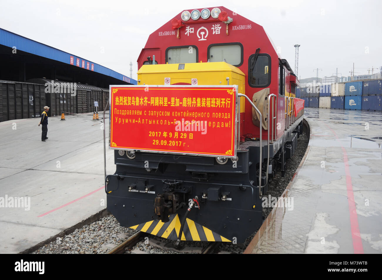 (180308) - Peking, 8. März 2018 (Xinhua) - Datei Foto auf Sept. 29, 2017 zeigt eine China-Europe Güterzug Urumqi, Hauptstadt der Nordwesten Chinas Autonomen Region Xinjiang Uygur. China am Donnerstag gab Außenstehende einen Einblick, wie das Land beabsichtigt, die Diplomatie zu lösen, seine globalen Einfluss wächst. Die Fragen, die bei einer jährlichen presse event, Außenminister Wang Yi, eine grobe Skizze von 'Major-land Diplomatie mit chinesischen Charakteristika", verkörpert Eintreten für Frieden, nicht-bedrohliche, das Eintreten für die Oppo klein und schwach, und gemeinsame Entwicklung Stockfoto