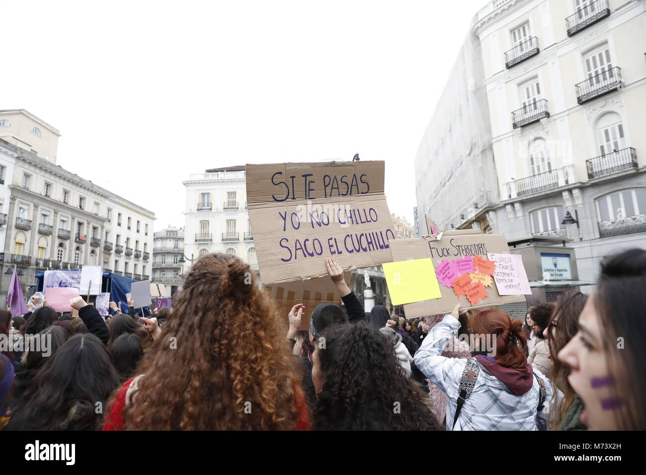 Madrid, Spanien. 8. März, 2018. Spanische Frauen während einer Versammlung der Internationale Frauentag in Madrid, Madrid, Donnerstag, den 8. März 2018 zu feiern. Credit: Gtres Información más Comuniación auf Linie, S.L./Alamy leben Nachrichten Stockfoto