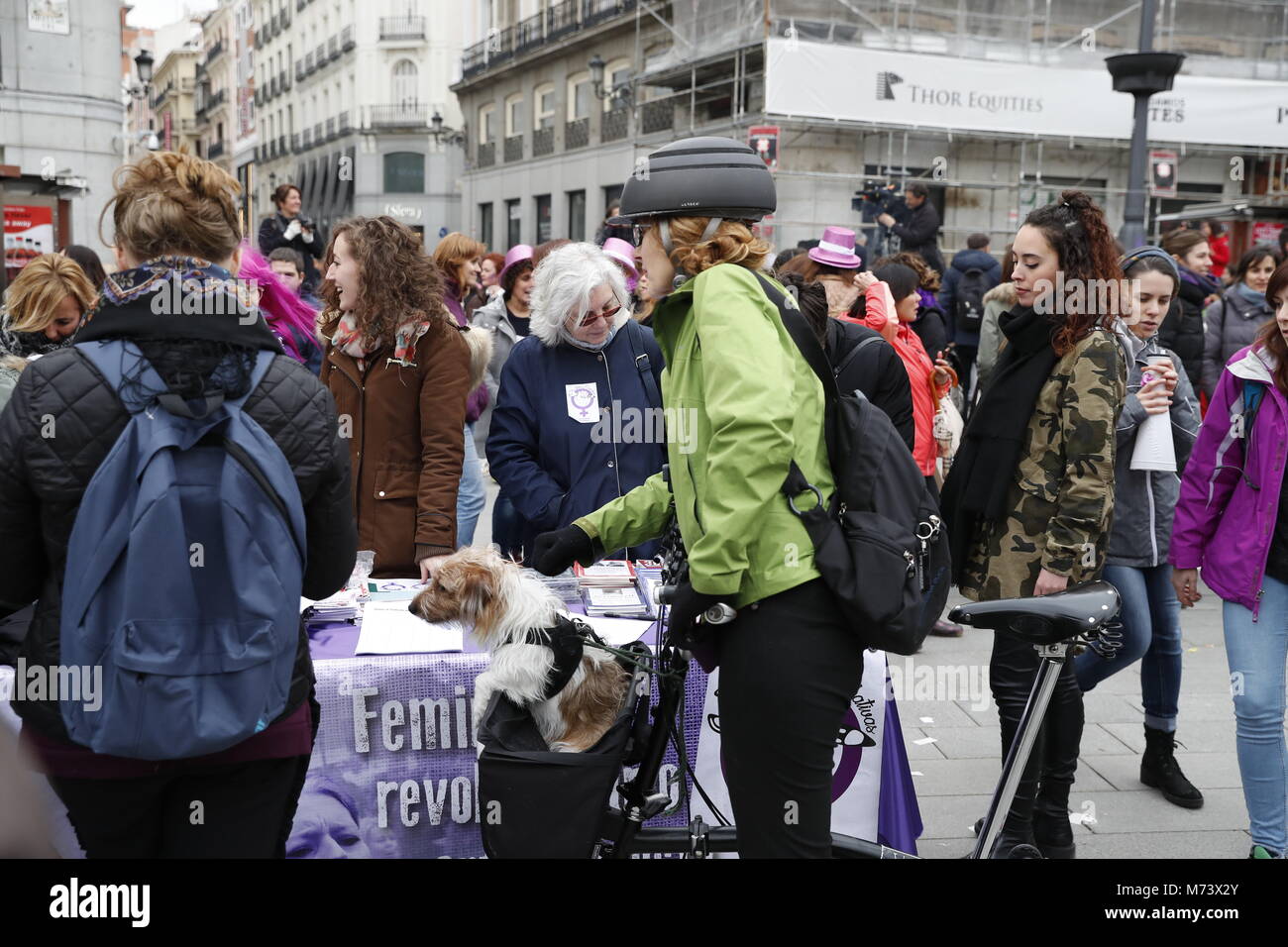 Madrid, Spanien. 8. März, 2018. Spanische Frauen während einer Versammlung der Internationale Frauentag in Madrid, Madrid, Donnerstag, den 8. März 2018 zu feiern. Credit: Gtres Información más Comuniación auf Linie, S.L./Alamy leben Nachrichten Stockfoto