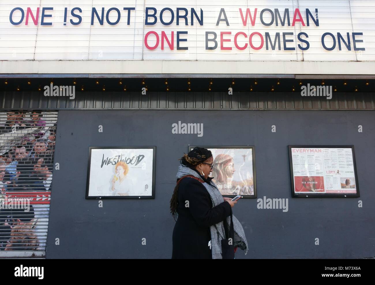 Islington, London UK. 8. März, 2018. Bildschirm auf dem Grün Kino im Norden Londons markiert den Internationalen Tag der Frau mit den markanten Slogan auf der Anschlagtafel Credit: Jeffrey Blackler/Alamy leben Nachrichten Stockfoto