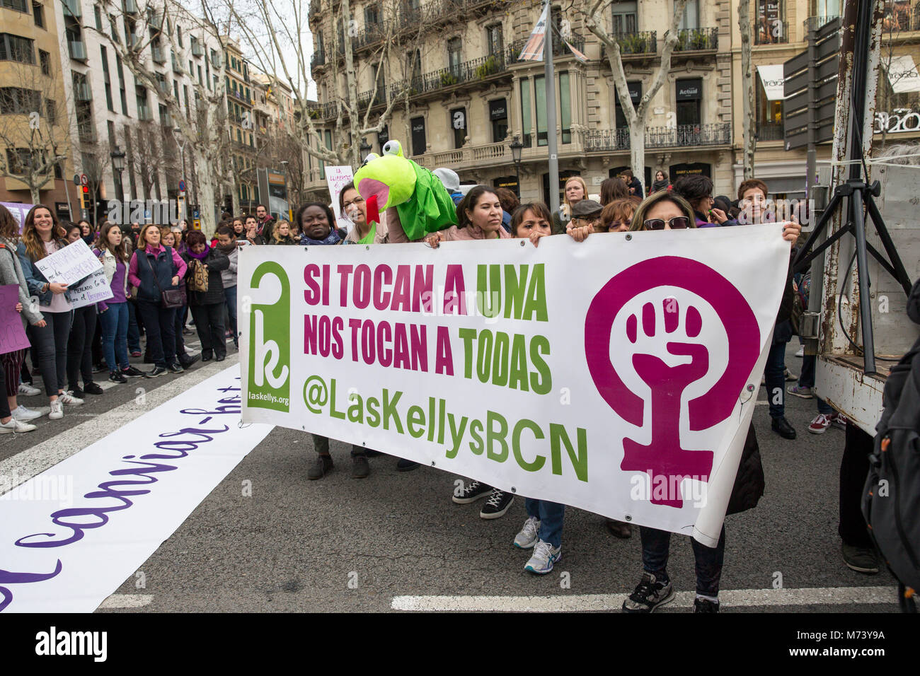 Barcelona, Spanien. 08 Mär, 2018. Feministische Demonstration in der Stadt Barcelona, um gleiche Rechte für Frauen am 8. März 2018 in der Passeig de Gràcia in Barcelona. Credit: Gtres Información más Comuniación auf Linie, S.L./Alamy leben Nachrichten Stockfoto