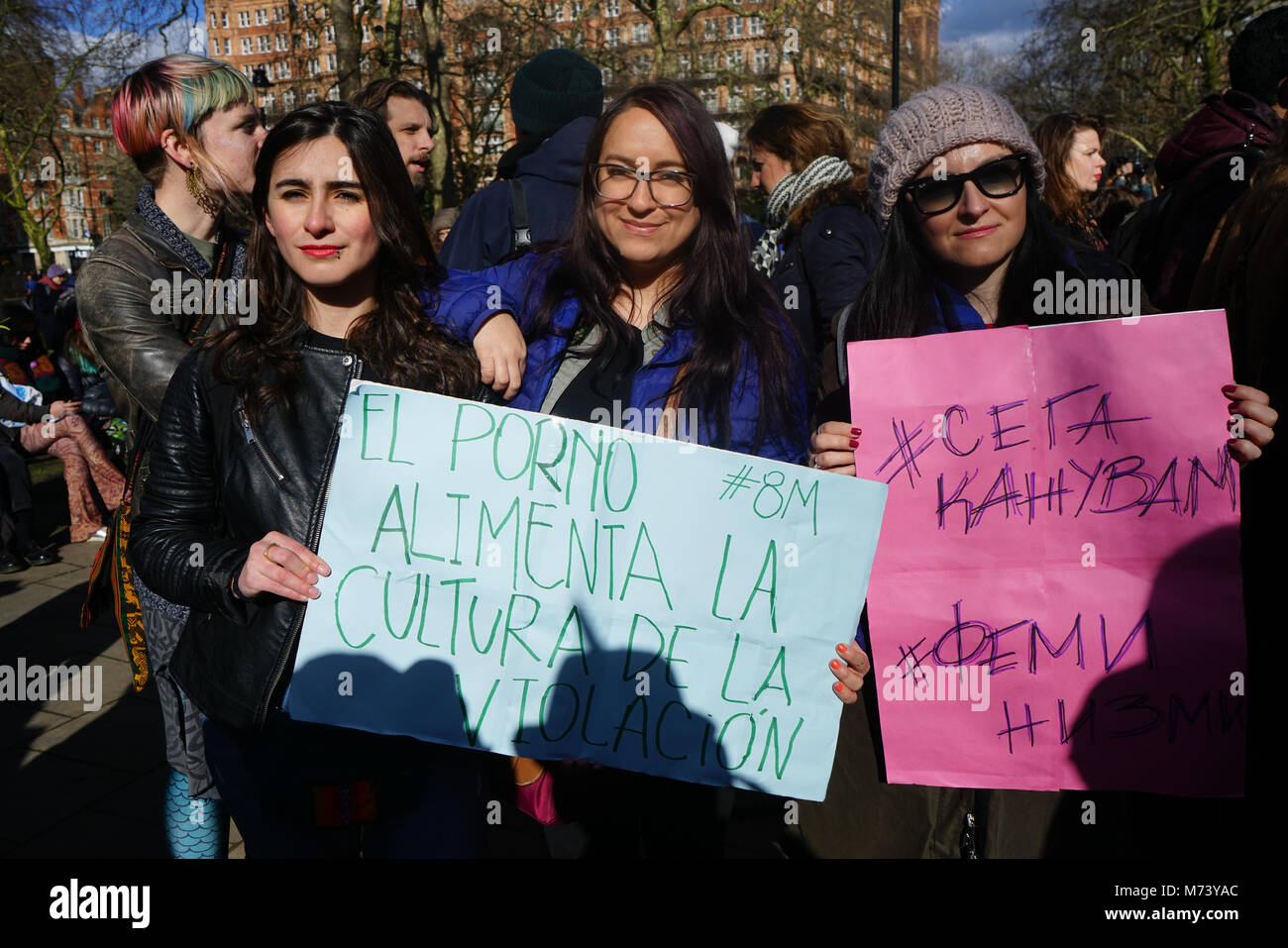 London, UK, 8. März 2018. Women's Strike Montage-UK halten einen Streik Rallye am Russell Square mit den Internationalen Tag der Frau. Der Streik wurde für Frauen aufgerufen, Maßnahmen für die Rechte der Frau zu nehmen. Credit: Siehe Li/Alamy leben Nachrichten Stockfoto