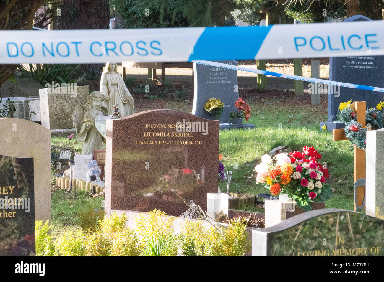 Salisbury Cemetery, Wiltshire, Großbritannien, 8.. März 2018. Die Polizei sperrte das Grab der verstorbenen Frau des ehemaligen russischen Spions Sergei Skripal nach einem Nervengasangriff im Stadtzentrum am 4.. März mit Klebeband ab. Stockfoto