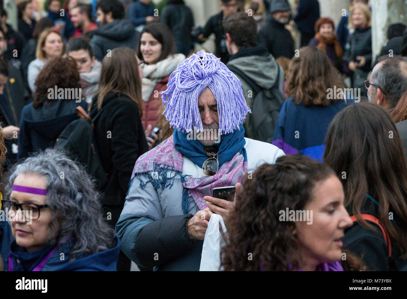 Barcelona, Spanien. 08 Mär, 2018. Feministische Demonstration in der Stadt Barcelona, um gleiche Rechte für Frauen am 8. März 2018 in der Passeig de Gràcia in Barcelona. Credit: Gtres Información más Comuniación auf Linie, S.L./Alamy leben Nachrichten Stockfoto