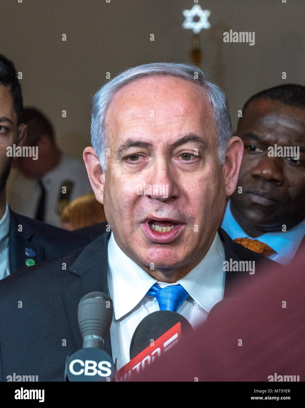 New York, USA. 8. Mär 2018. Der israelische Premierminister Benjamin Netanjahu spricht mit Reportern während der Eröffnung der eine spezielle Ausstellung über jüdische Präsenz in Jerusalem am Hauptsitz der Vereinten Nationen in New York City, Foto von Enrique Ufer/Alamy leben Nachrichten Stockfoto